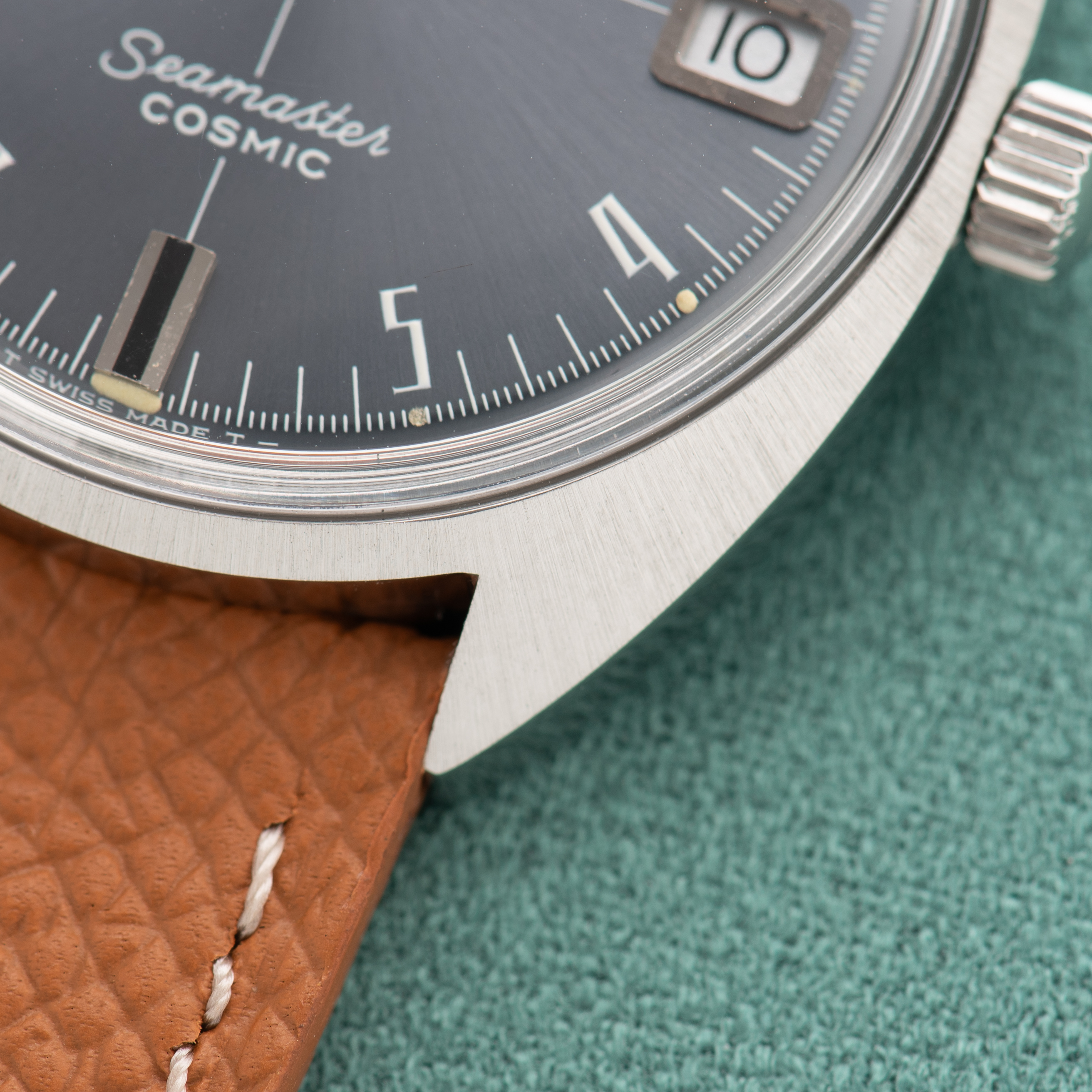 View of Omega Automatic Seamaster Cosmic "Crosshair" Grey Dial Date Réf 166.023