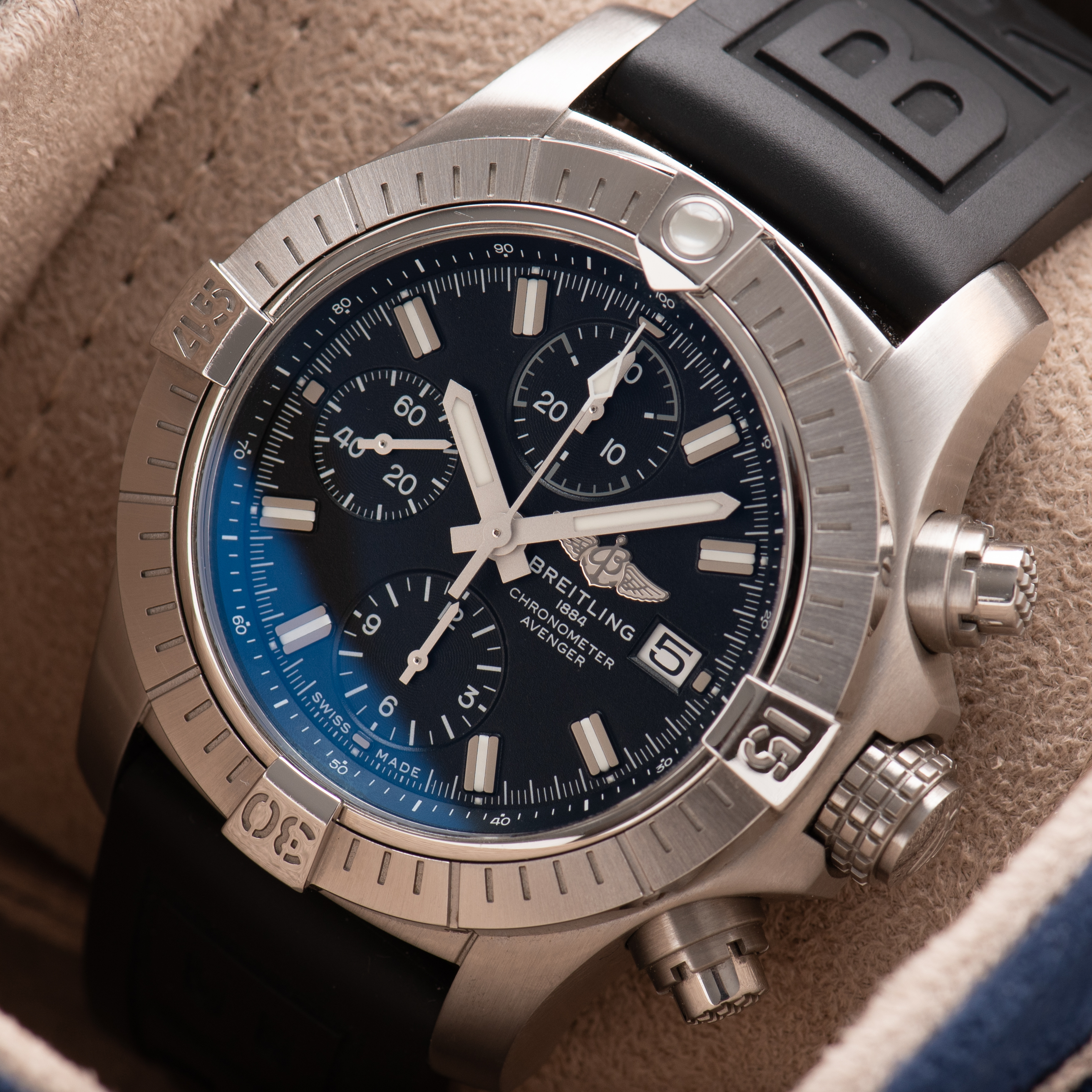 Zicht op Breitling Avenger Chronograph 43mm ref A13385 Volledige Set van 2024