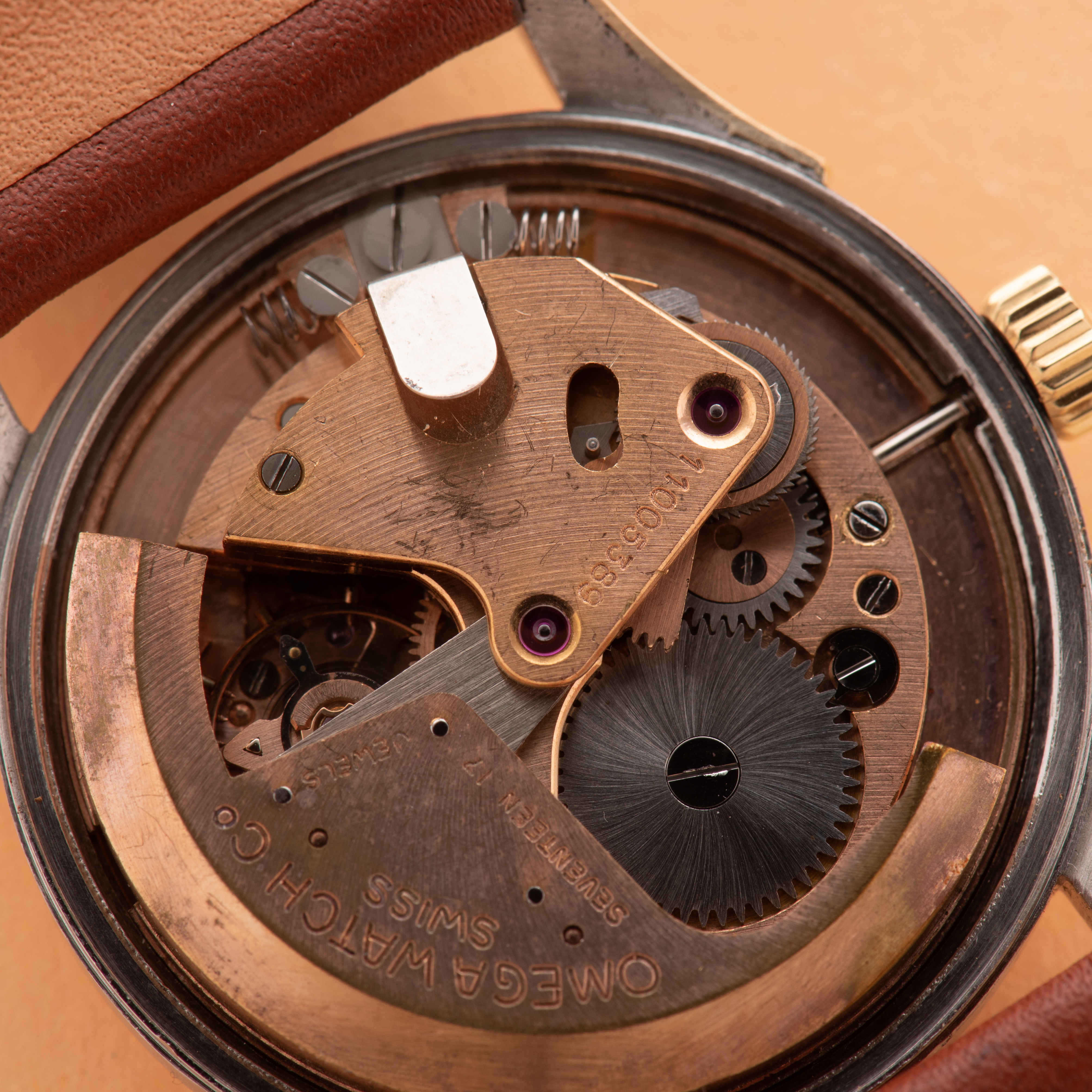 Vue de Omega Automatic Bumper cal 28.10 réf 2438-4 from 1947