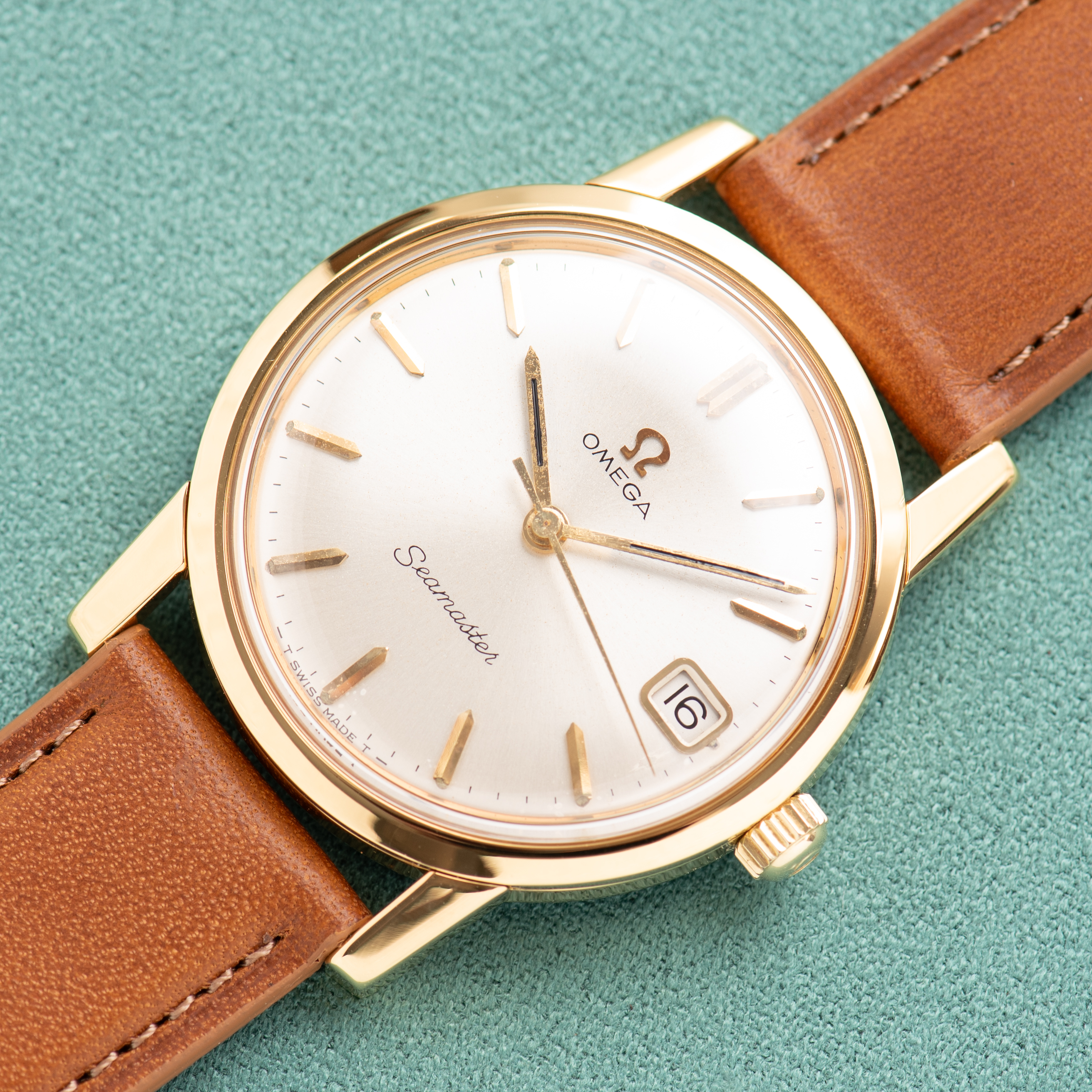 Zicht op Omega Seamaster Date GoldPlated from 1964 Ref 136.005