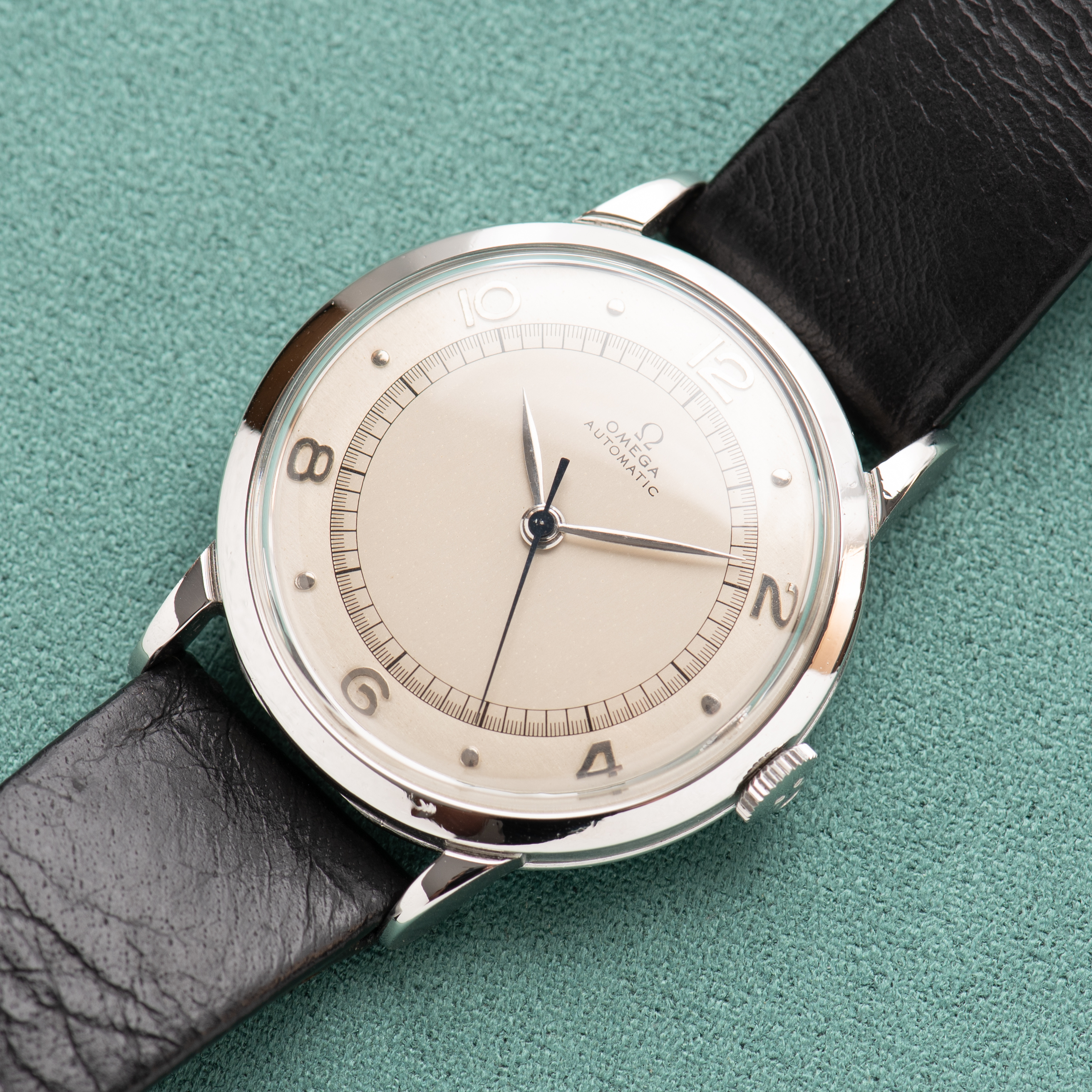 Zicht op Omega Centre Tweede Automatic Bumper Silver Dial Ref. 2445 1944