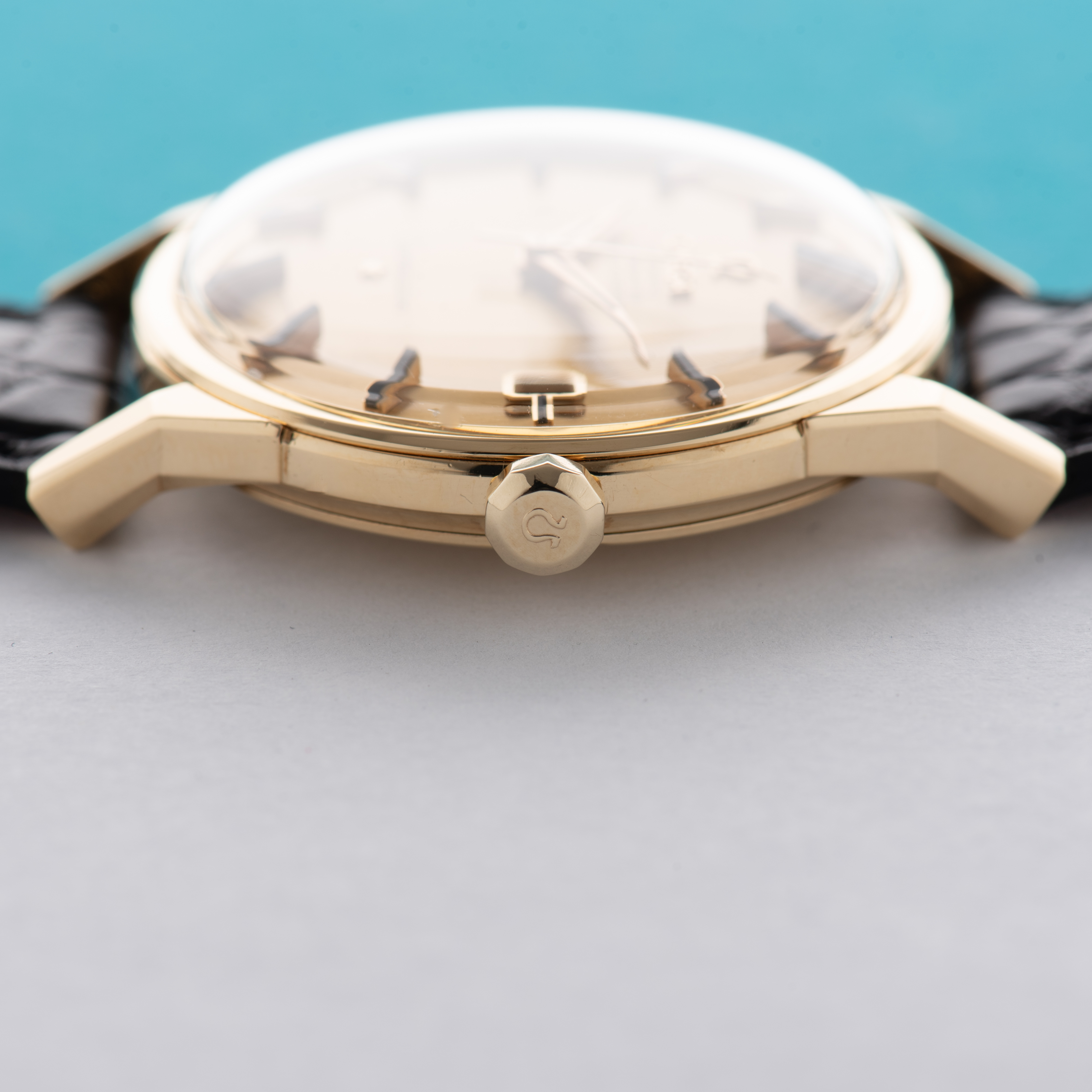 View of Omega Constellation Pie Pan 18K Gold Automatic FULL SET from 1964 Ref 168.005