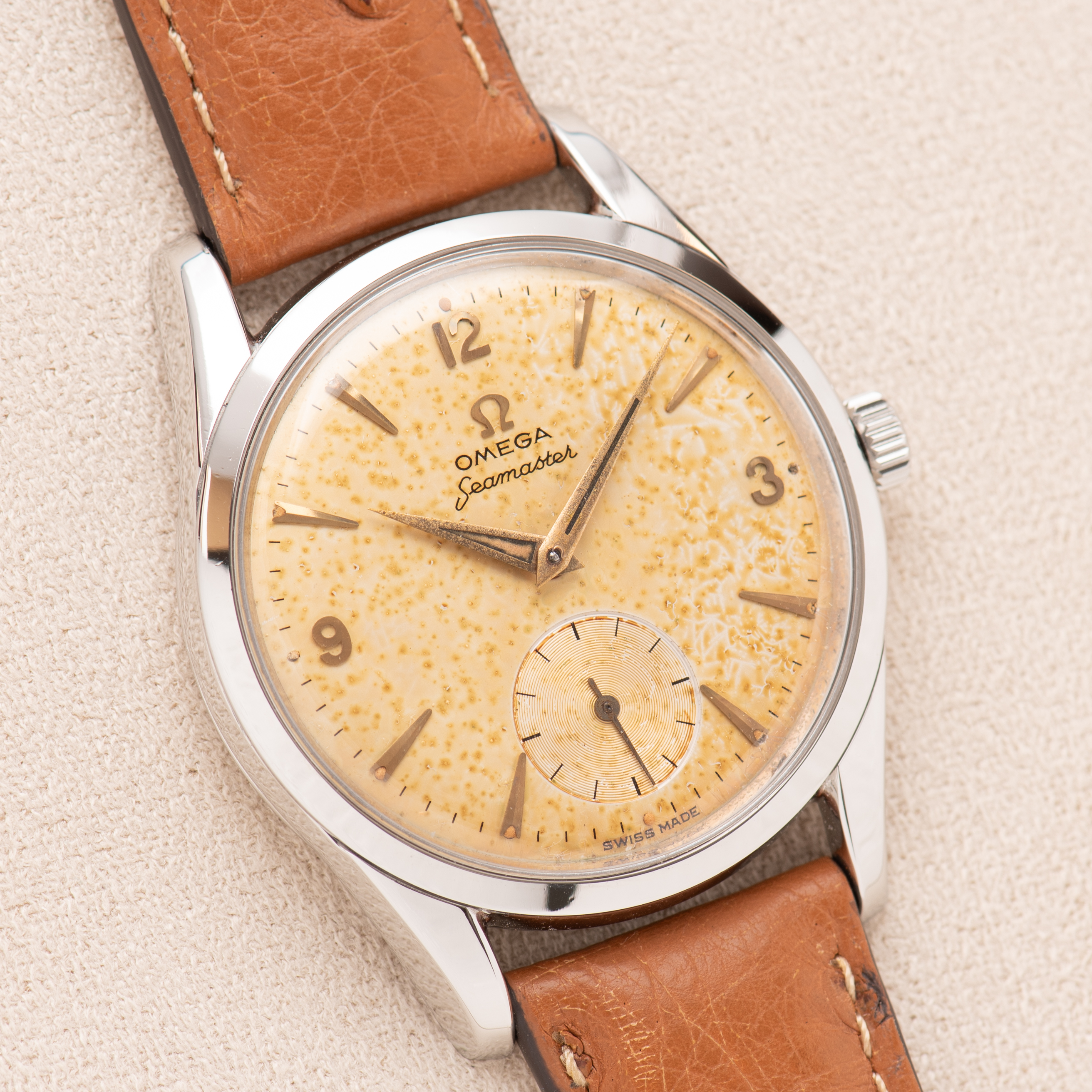 View of Omega Seamaster Petite seconde Patina Dial réf 2937-3 from 1958