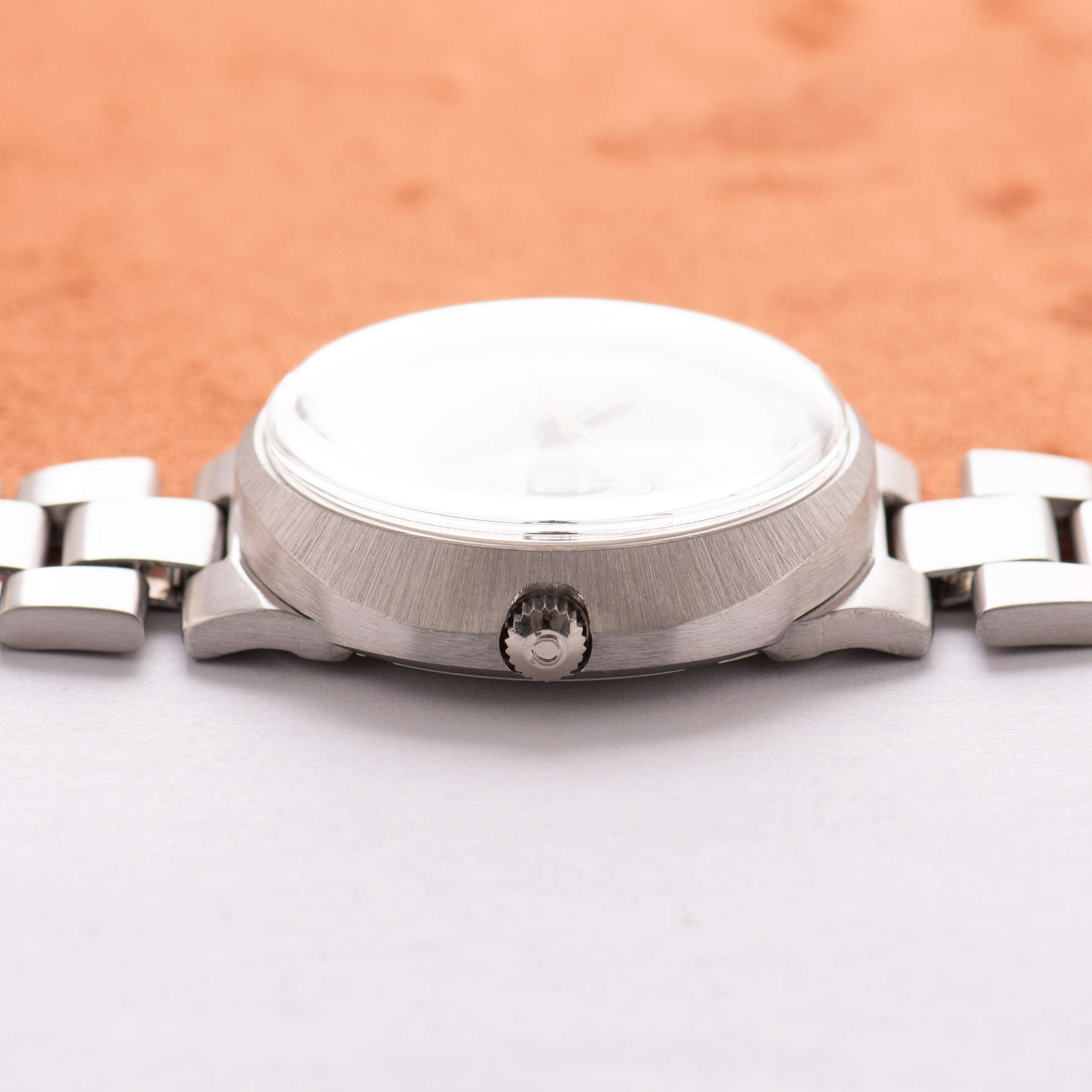 Zicht op Omega Genève Dynamic Automatic Grey Dial uit 1969 Ref 166.039
