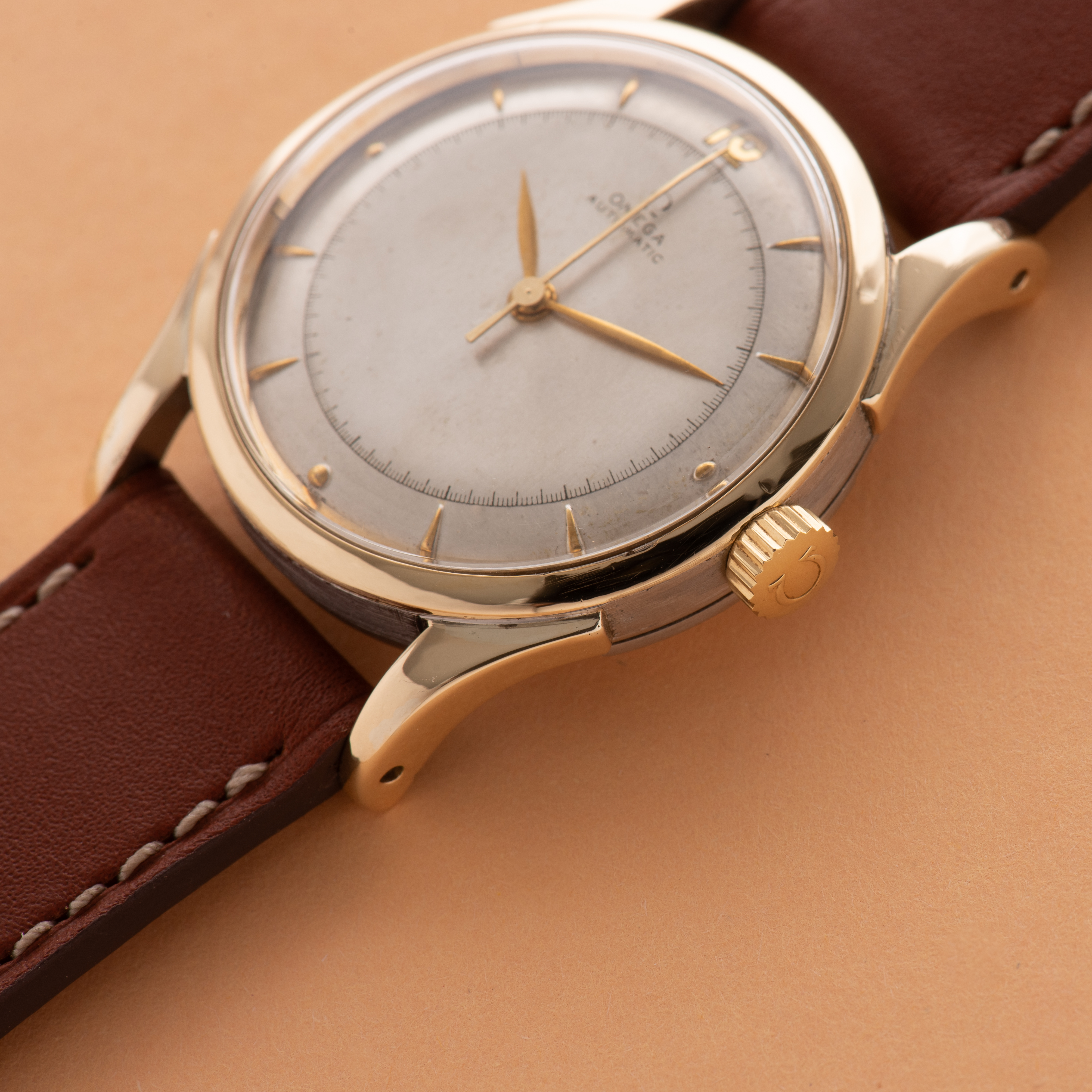 Vue de Omega Automatic Bumper cal 28.10 réf 2438-4 from 1947
