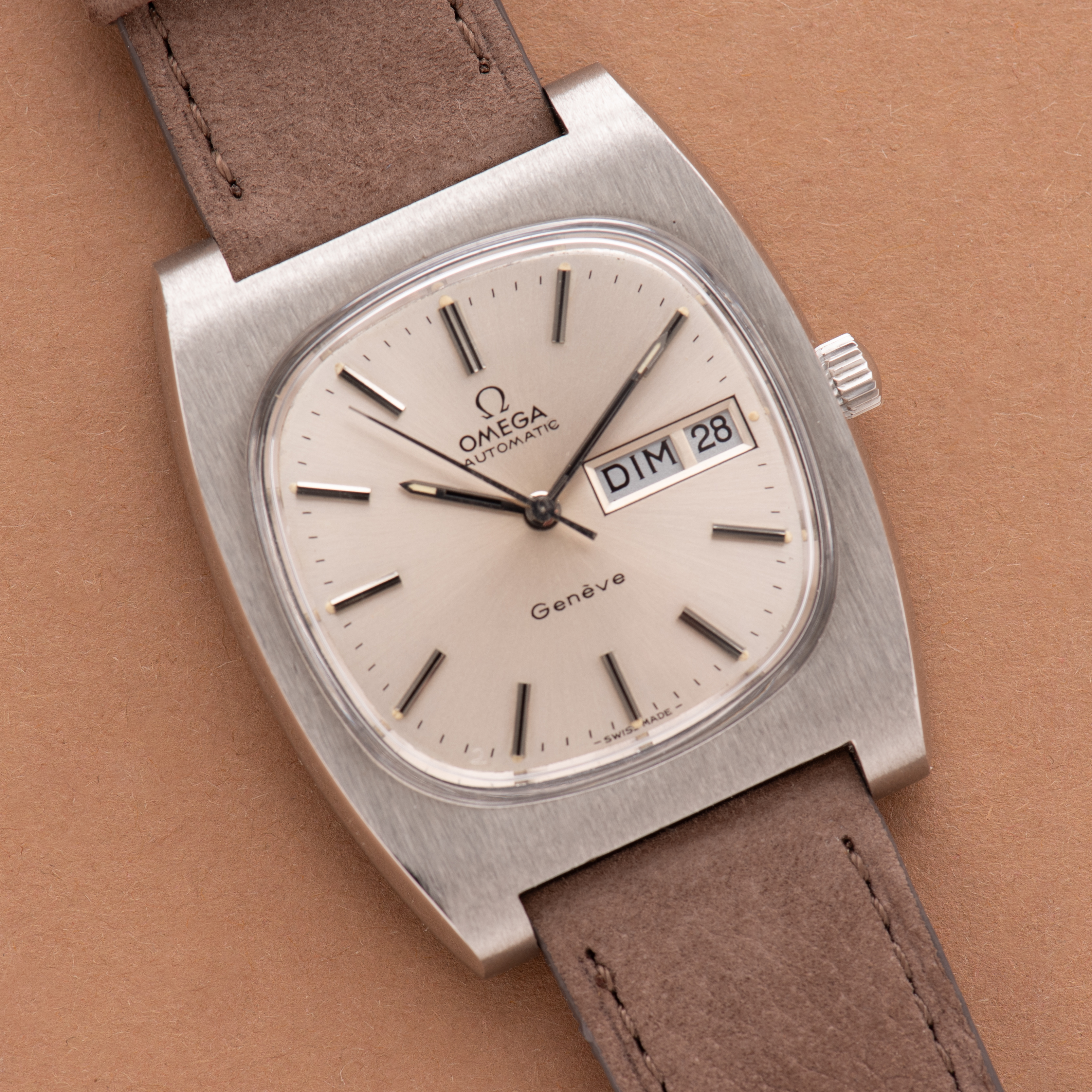 Zicht op Omega Genève Automatic Day Date from 1973 Réf 166.0188