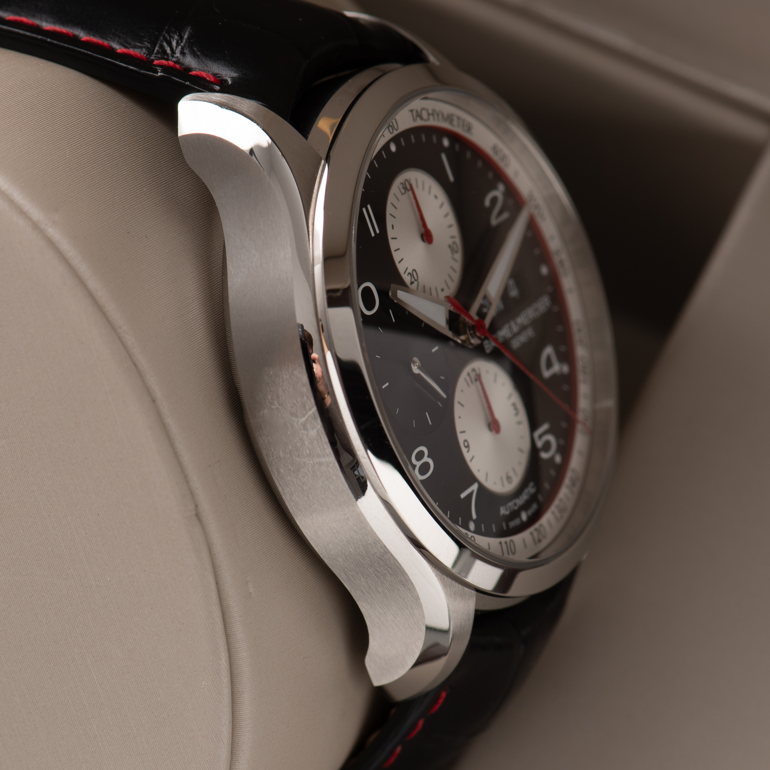 Zicht op Baume & Mercier Genève Clifton Racing Club Chronographe réf M0A10372 Full Set