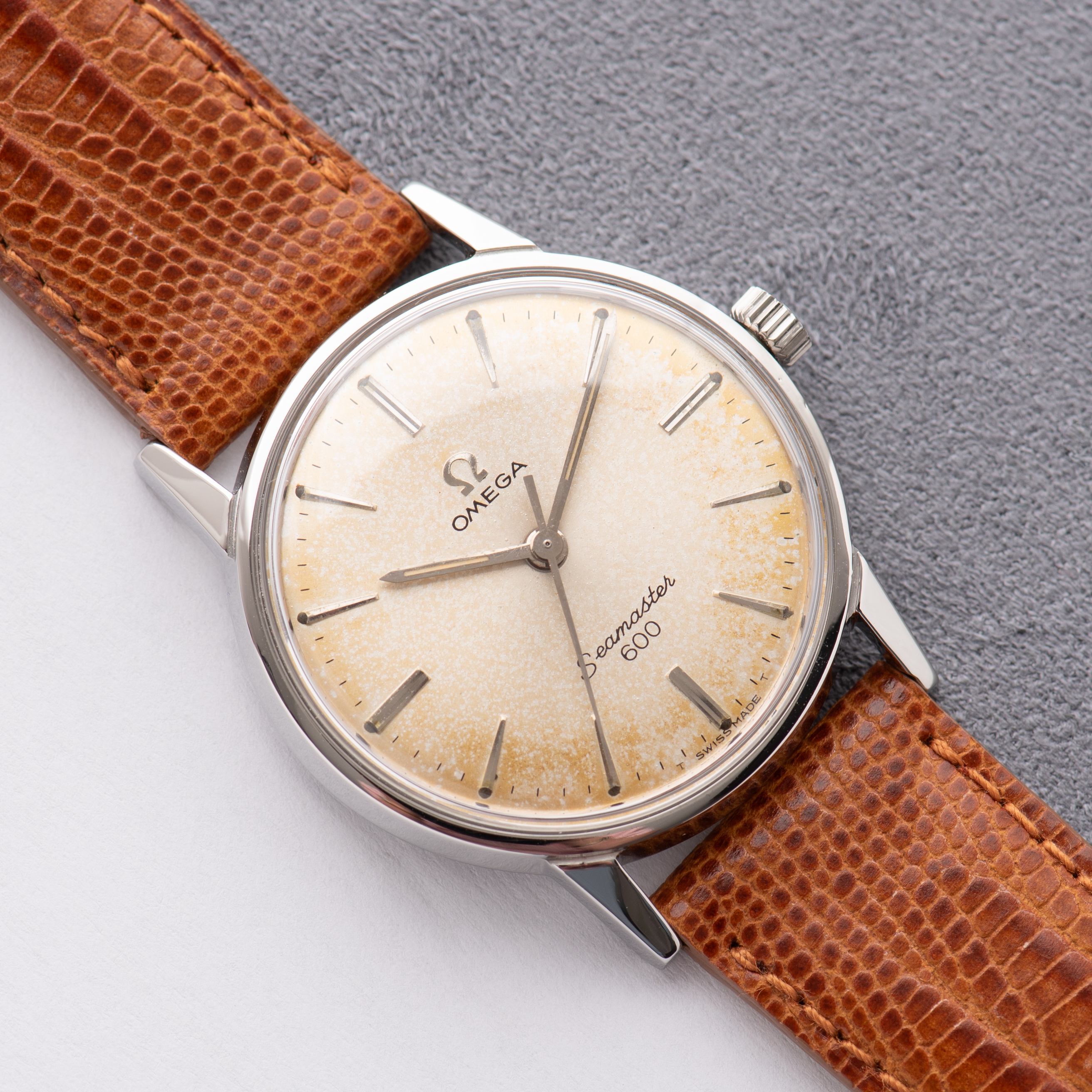 Vue de Omega Seamaster 600 Patina Dial cal 601 réf 135.012 from 1964