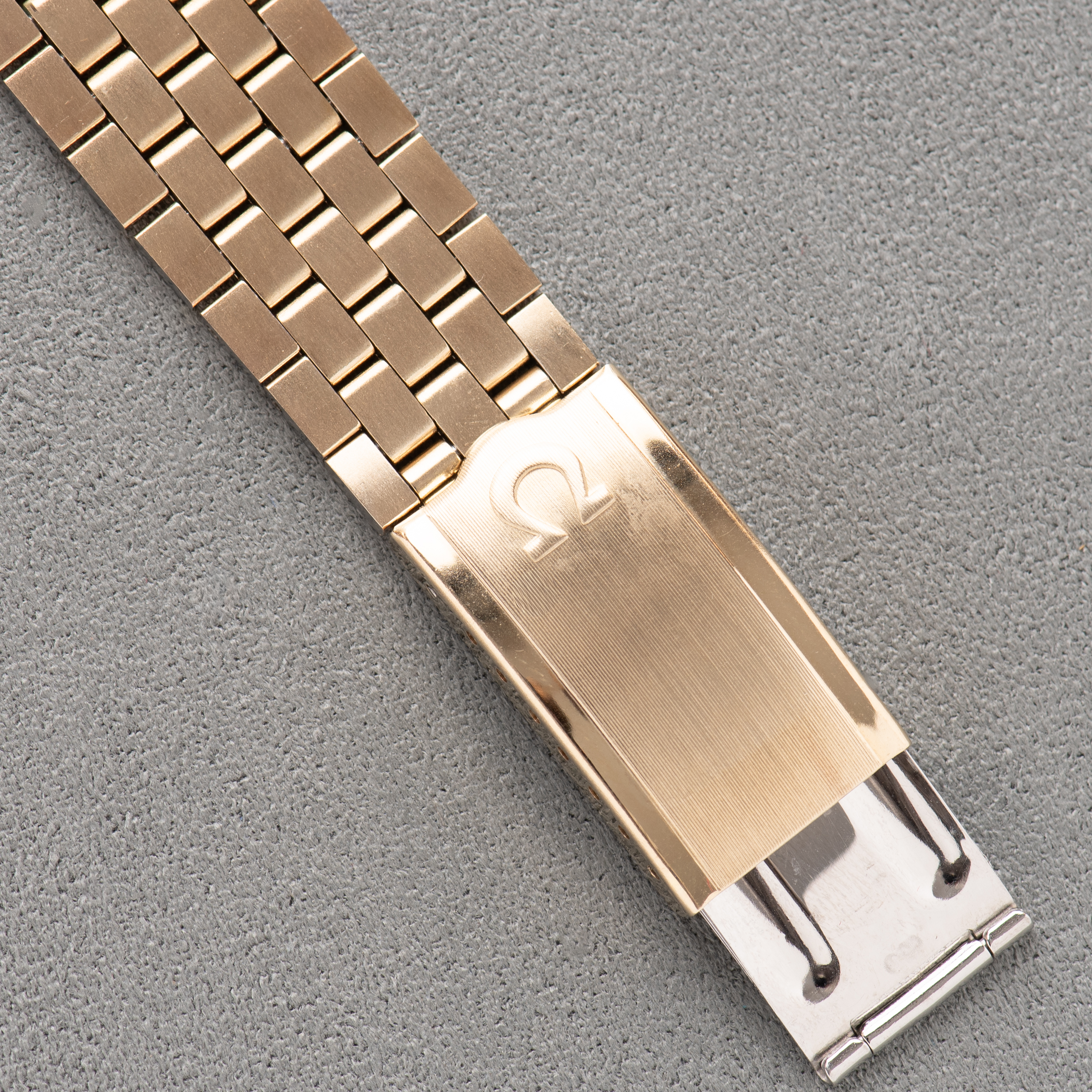 Zicht op Omega Constellation Chronometer C-shape 14K Gold Capped from 1968 Réf 168.017SP