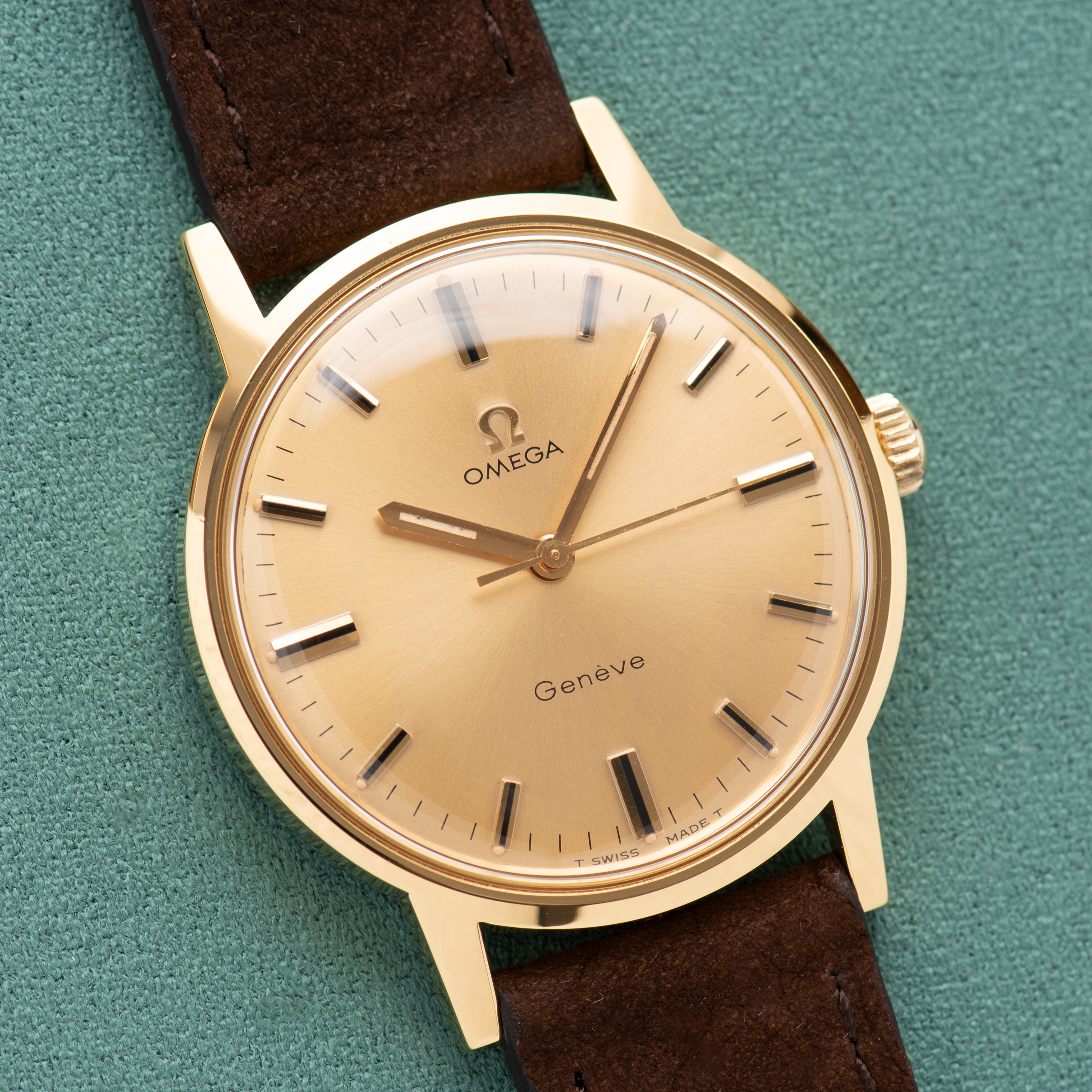 Zicht op Omega Genève Gold dial Réf 135.070 from 1969