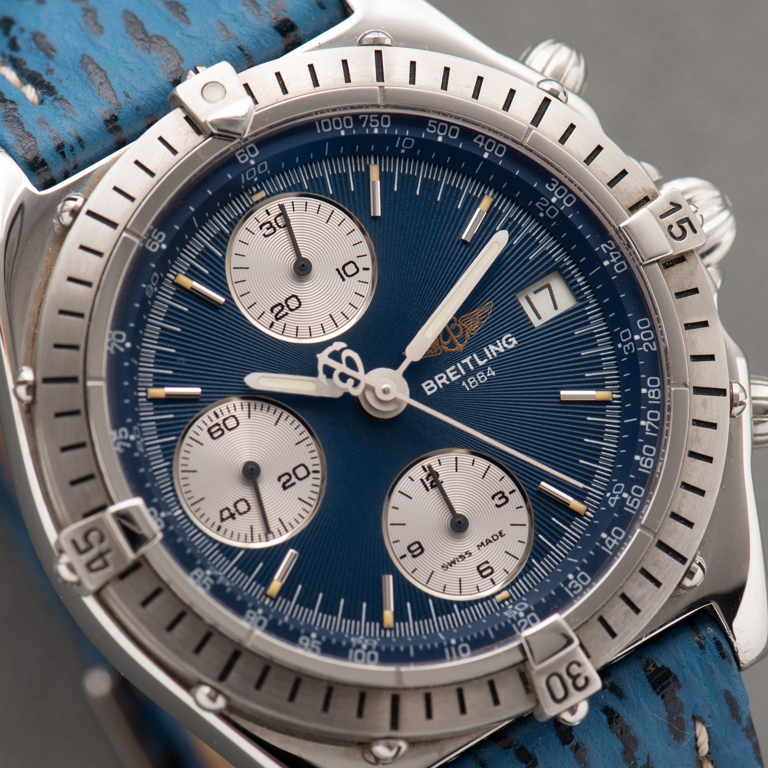 Vue de Breitling Chronomat 1884 Chronograph Blue dial Réf A13047 New Old Stock Full Set