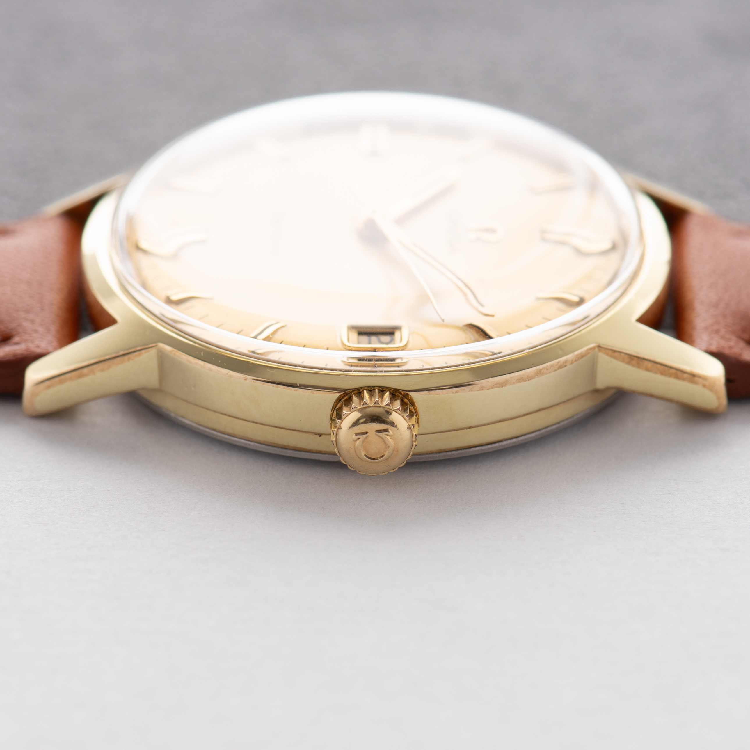 Vue de Omega Genève Date Gold dial Réf 136.070 from 1970