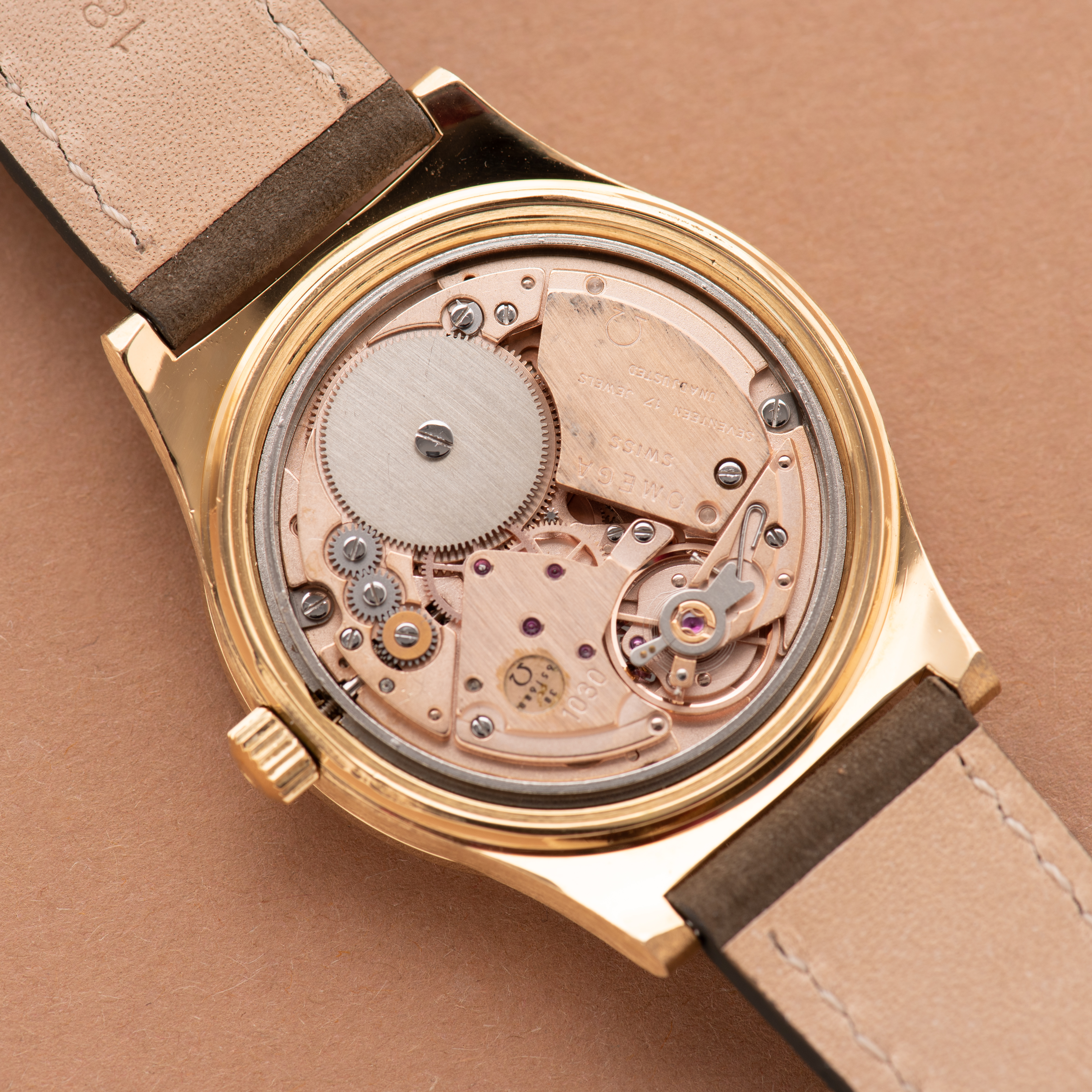 Vue de Omega Genève Mécanique Date Breguet Dial Réf 166.0102 from 1974