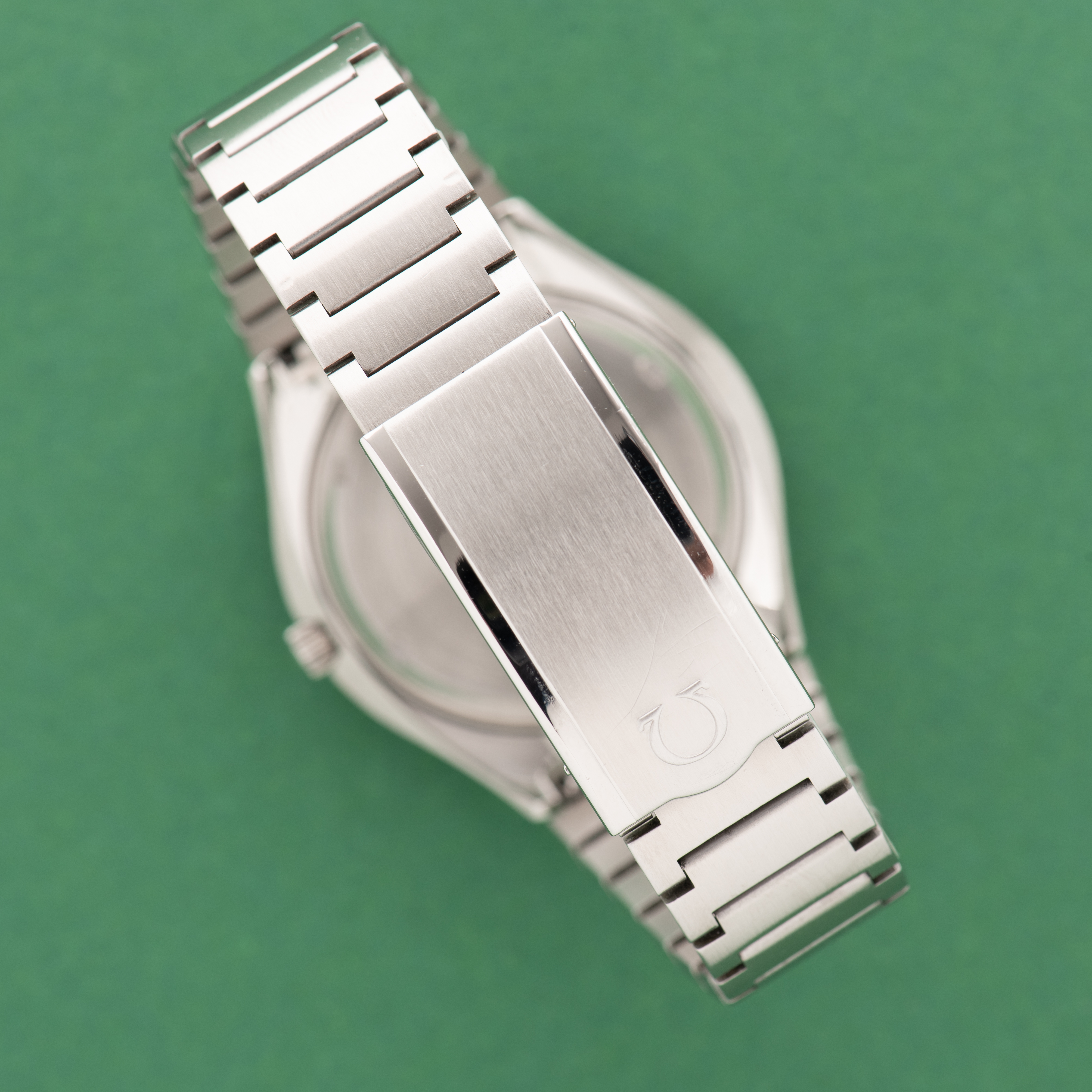 Zicht op Omega Electronic F300 Hz Genève Chronometer Blue dial Réf 198.021 from 1973