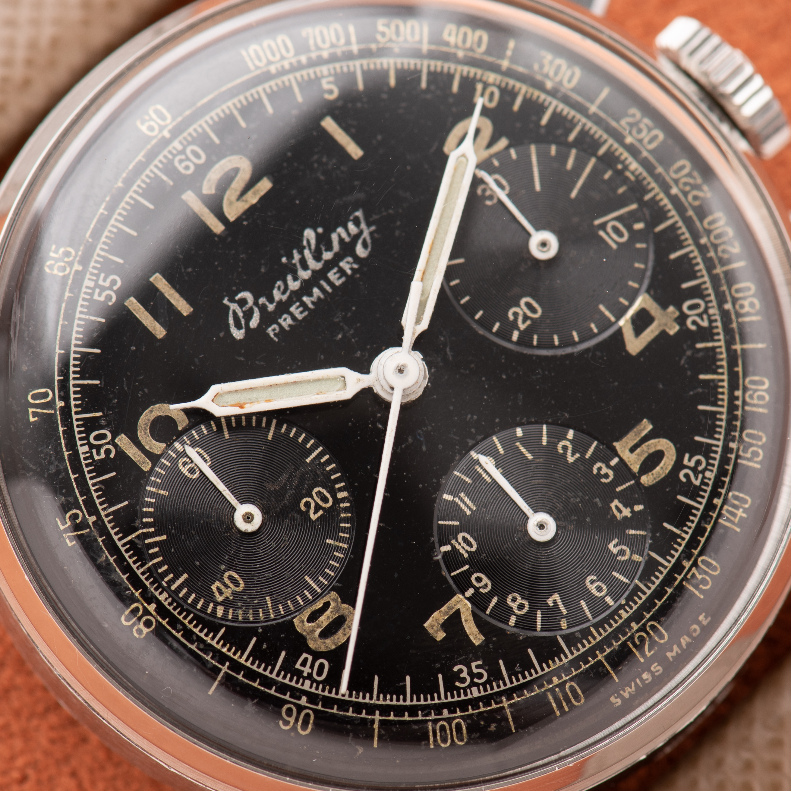 Vue de Breitling Premier Chronograph Unpolished Gilt Black Dial Venus 152 Réf 787