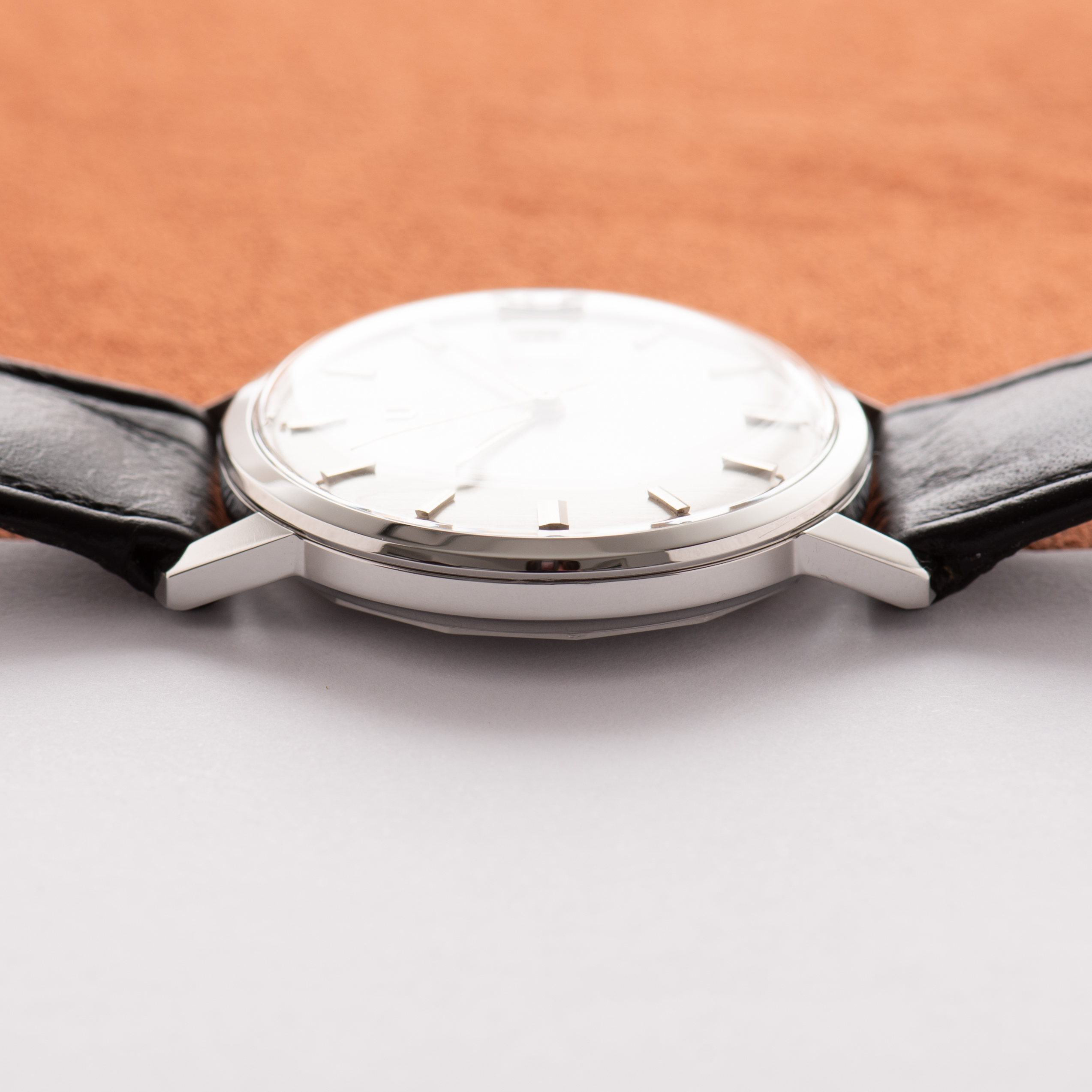 Vue de Universal Geneve Mécanique Date Silver Dial NOS réf 857100/02
