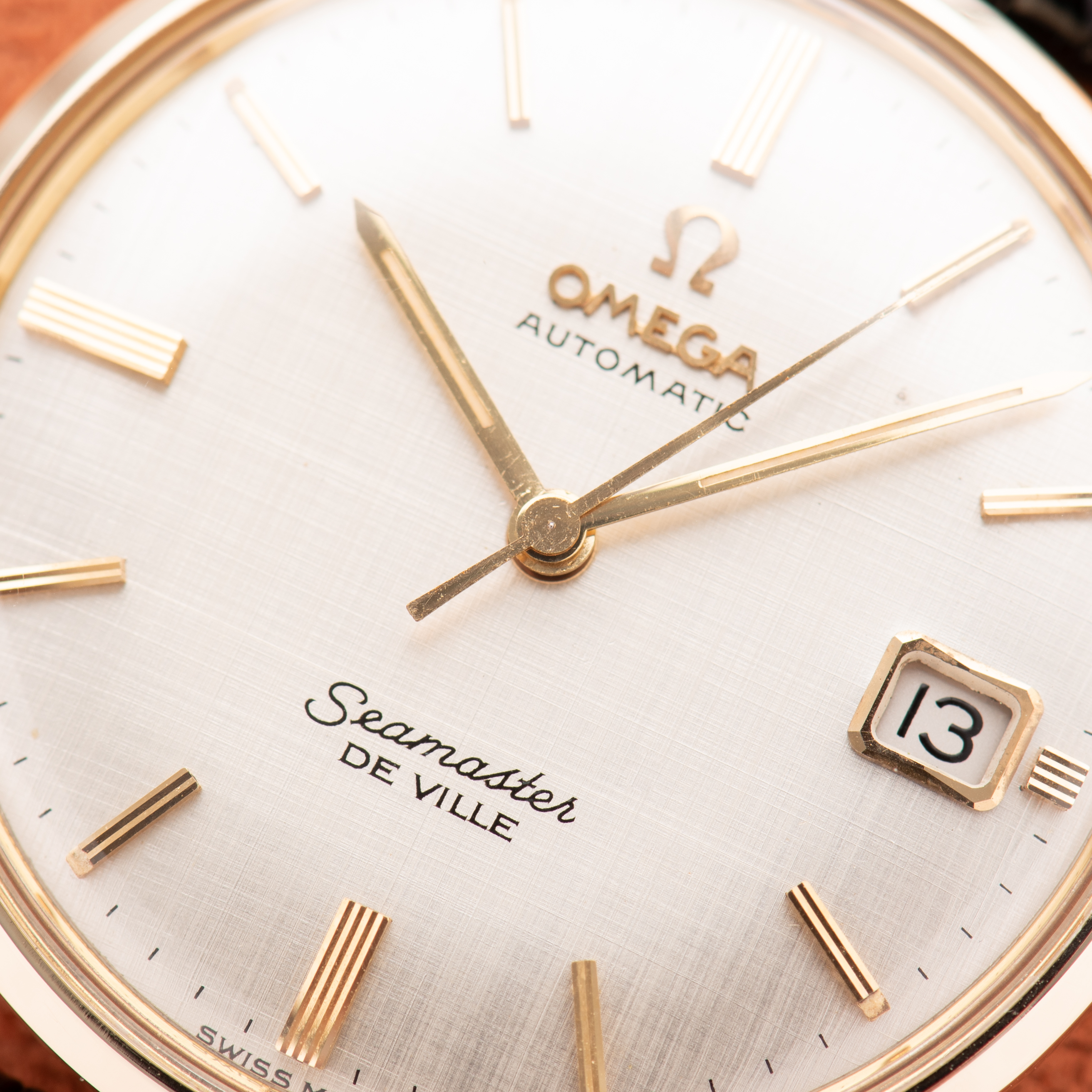 Vue de Omega Seamaster De Ville Automatic Rare Linen Dial 14K Gold Filled Réf 166.020