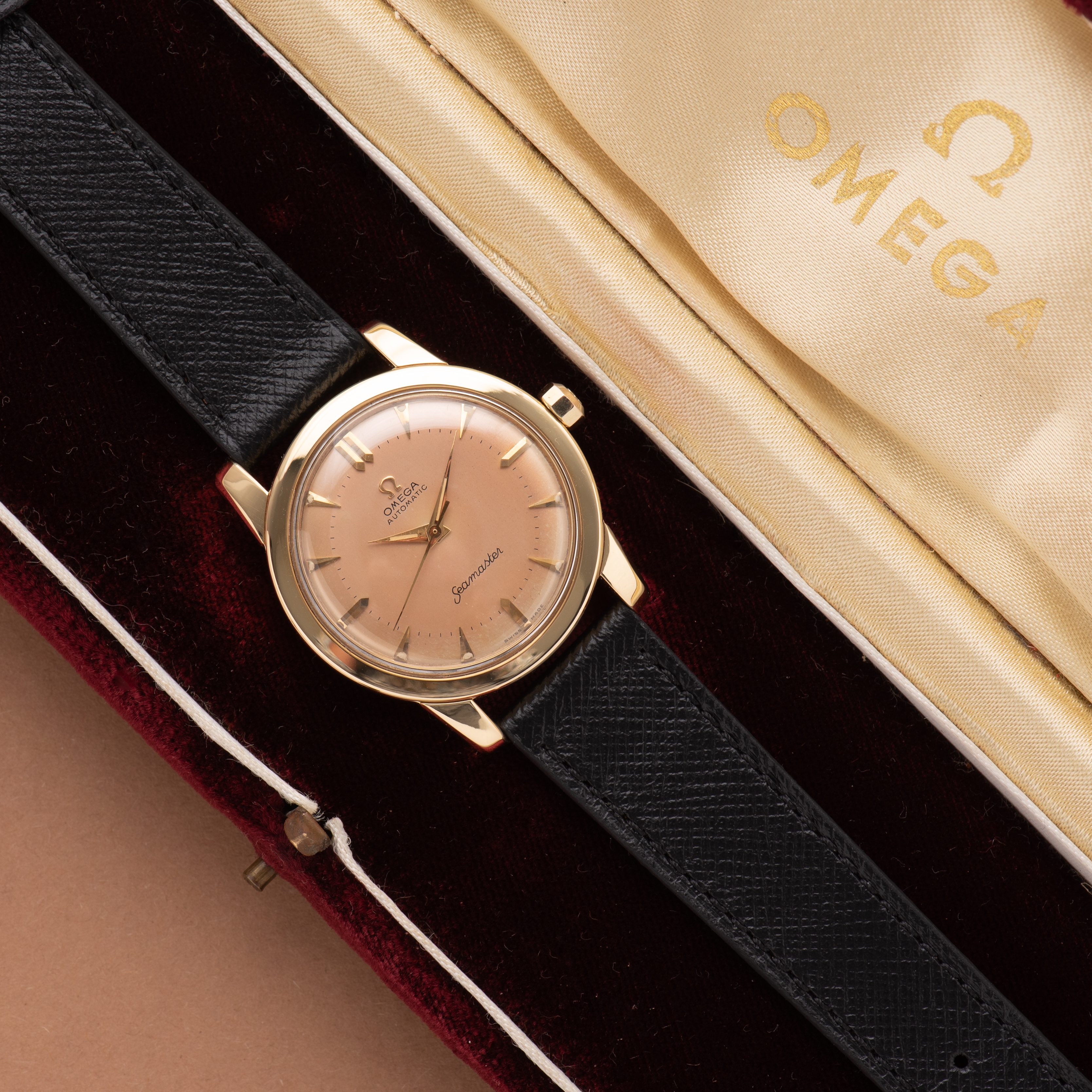 View of Omega Seamaster Automatic Bumper Beefy Lugs Gold 18K from 1952 Réf 2577-2520