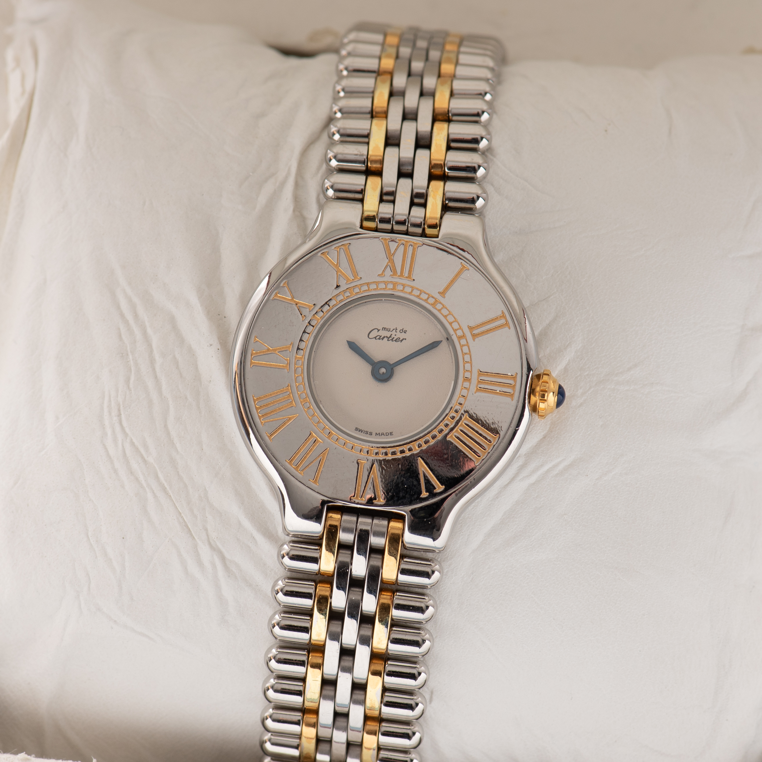 Zicht op Cartier Must de 21 "Grain de Riz" Réf 9010