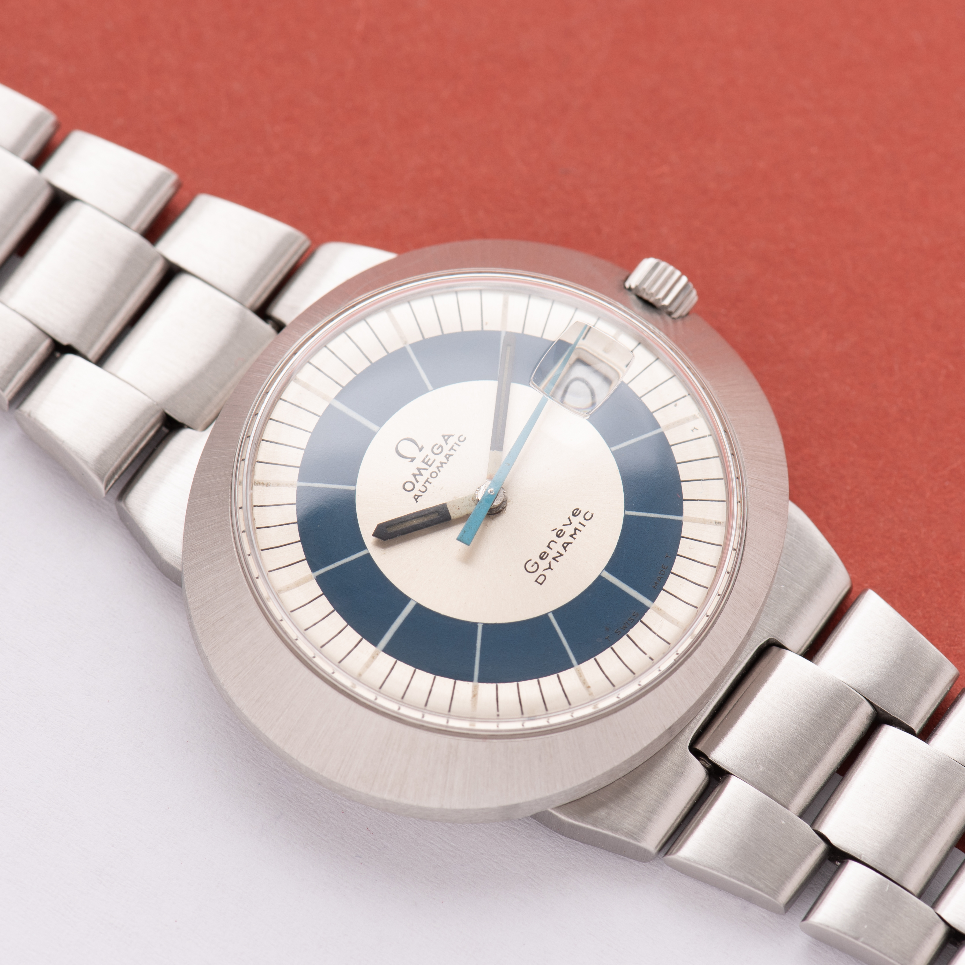 Zicht op Omega Genève Dynamic Automatic Blue Dial uit 1968 Ref 166.039