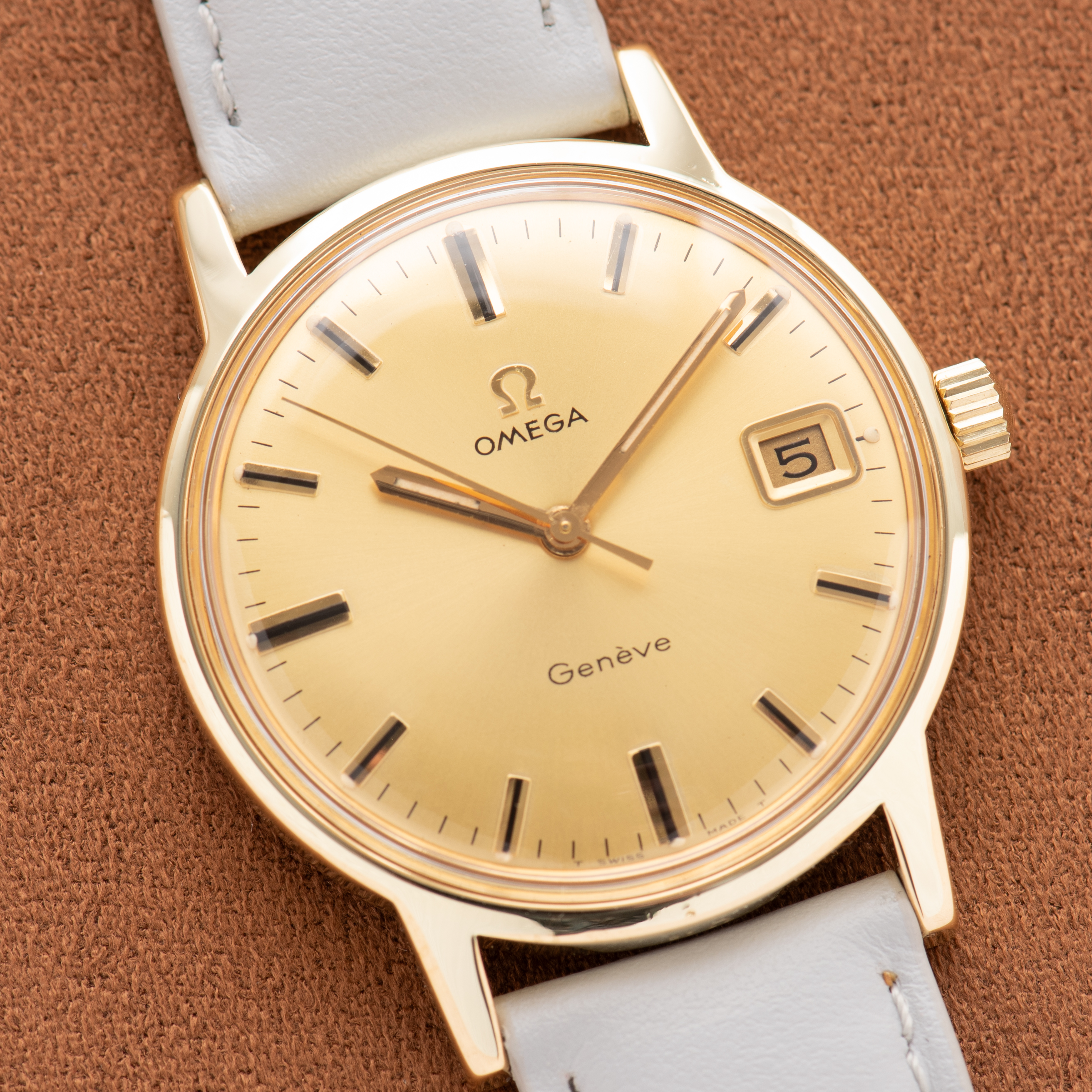 Vue de Omega Genève Date Gold Dial Réf 136.070 from 1970