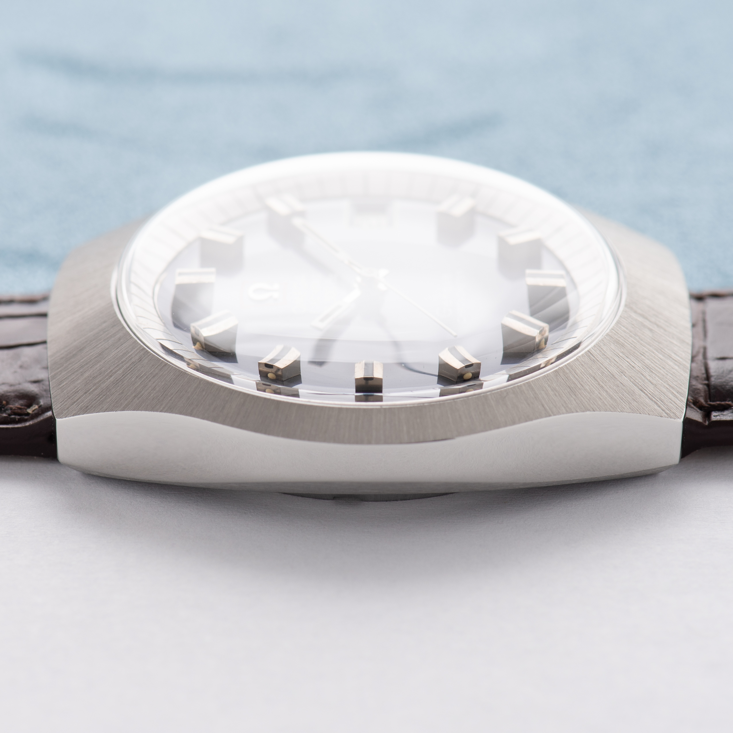 View of Omega Electronic F300 Hz Genève Chronometer Blue dial Réf 198.021