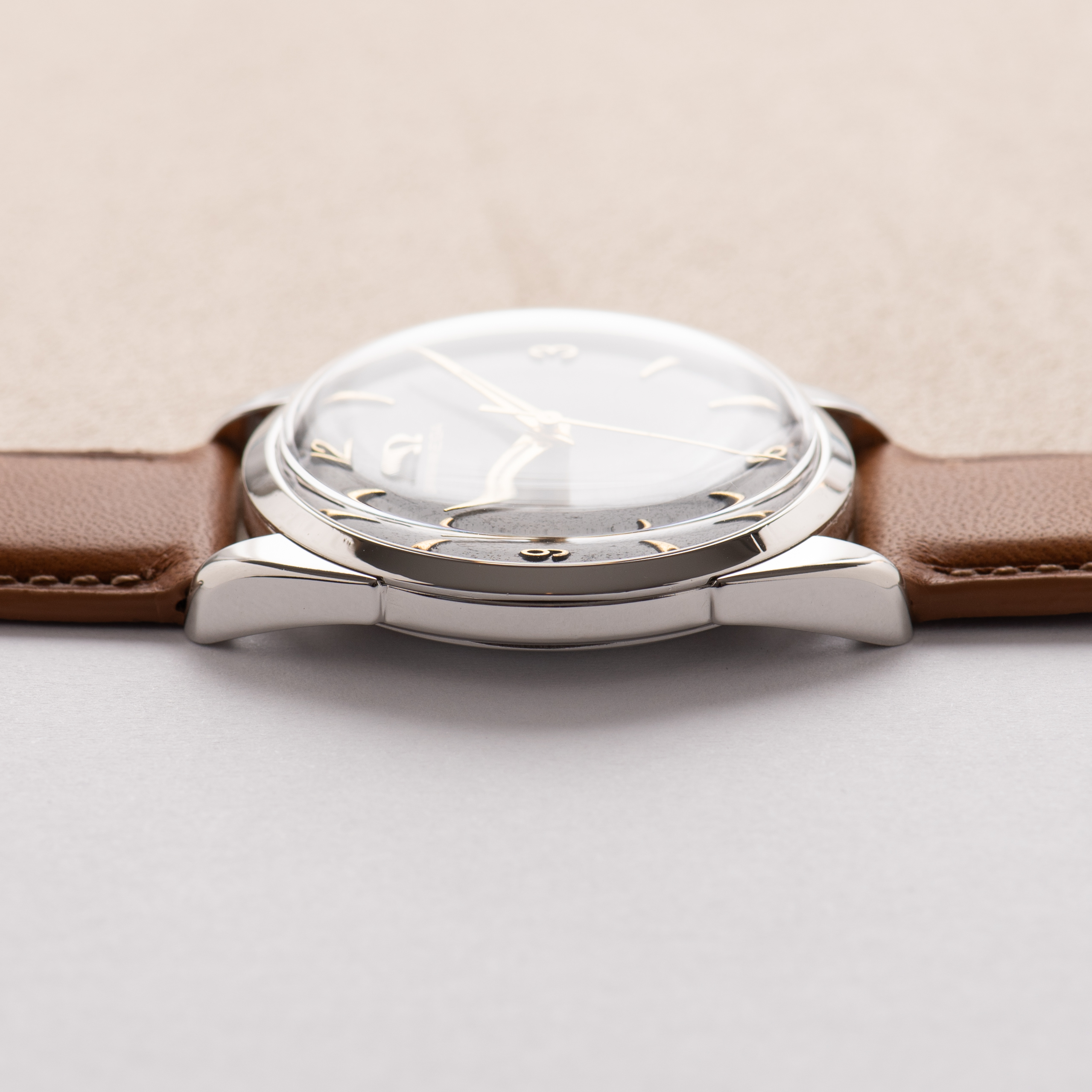 Zicht op Omega Second Center Patina Black Dial ref 2910-2 SC uit 1956