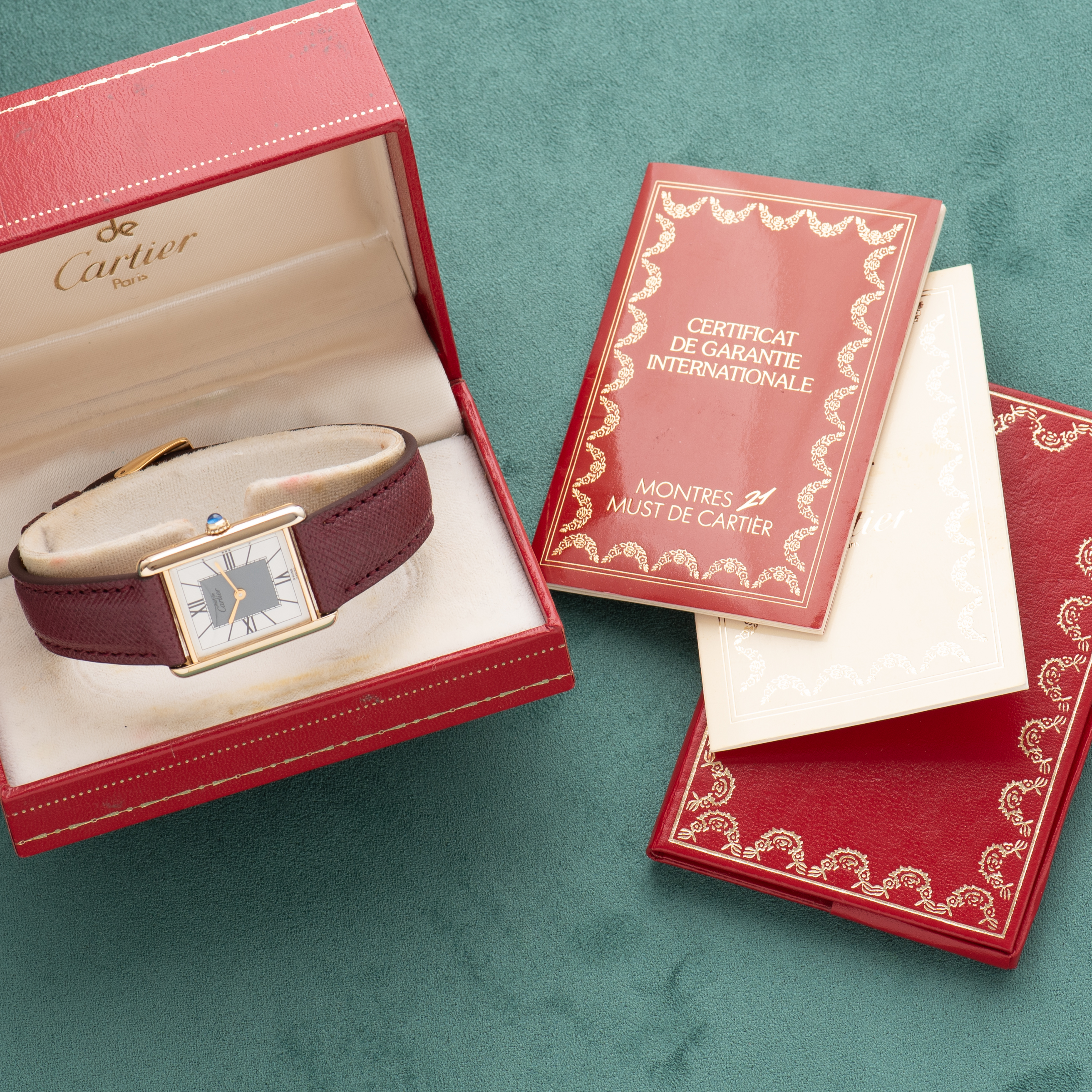 Vue de Cartier Tank De Must Vermeil GM Full Set Réf 590005