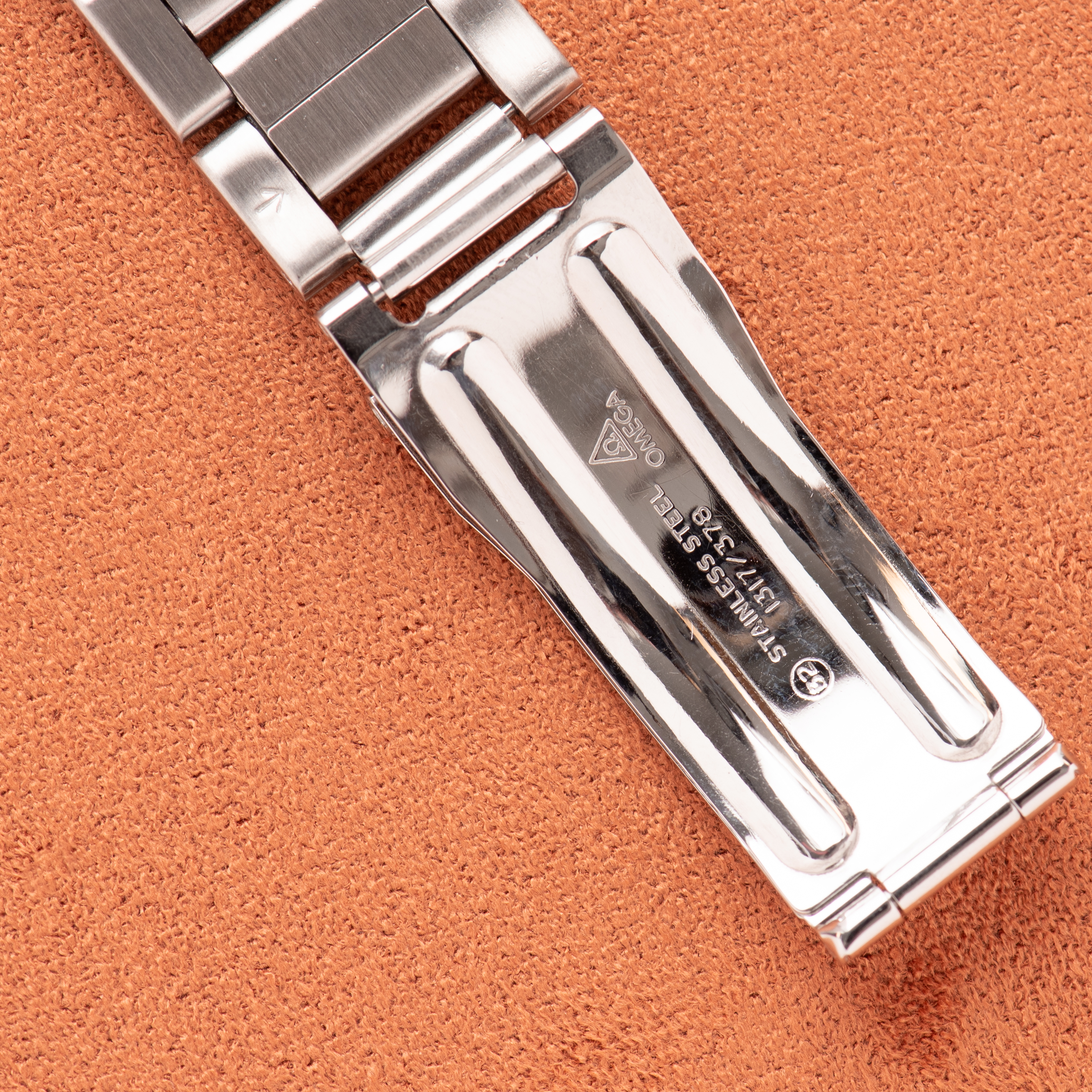 Zicht op Omega Genève Dynamic Automatic Grey Dial uit 1969 Ref 166.039