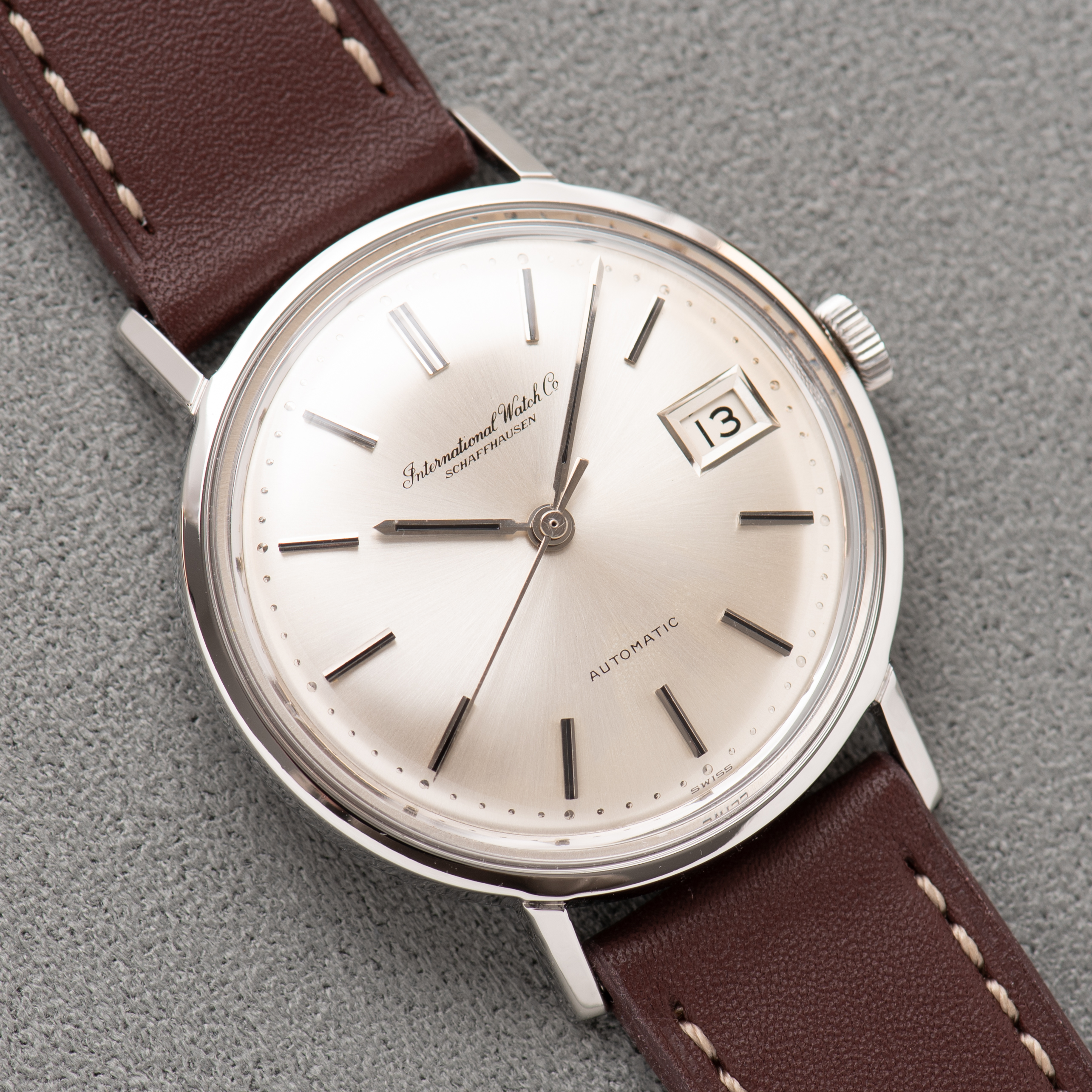 Vue de IWC International Watch Co Schaffhausen Automatic Silver Dial cal 8541 réf R818A
