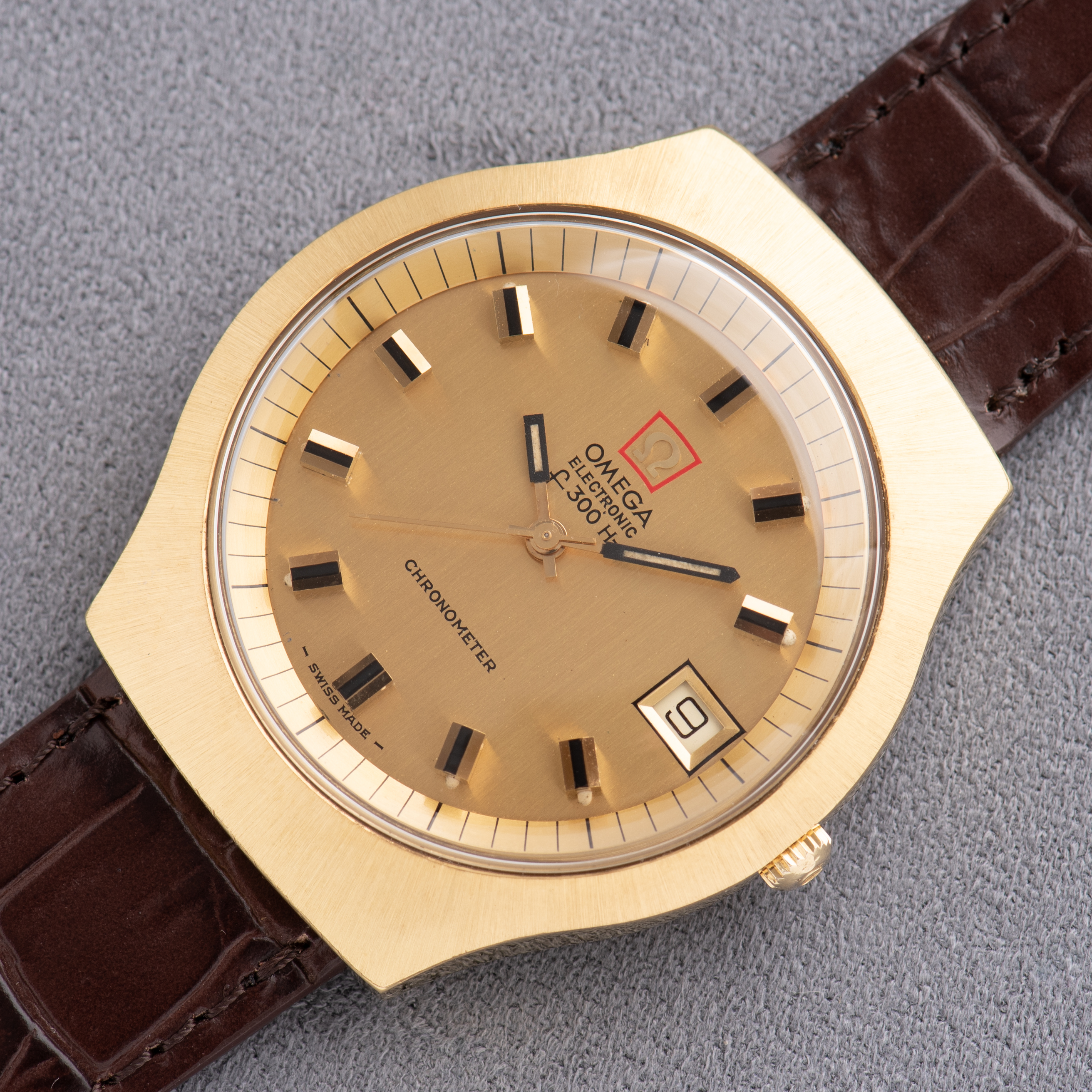Zicht op Omega Electronic F300 Hz Chronometer Gouden wijzerplaat Ref 198.021