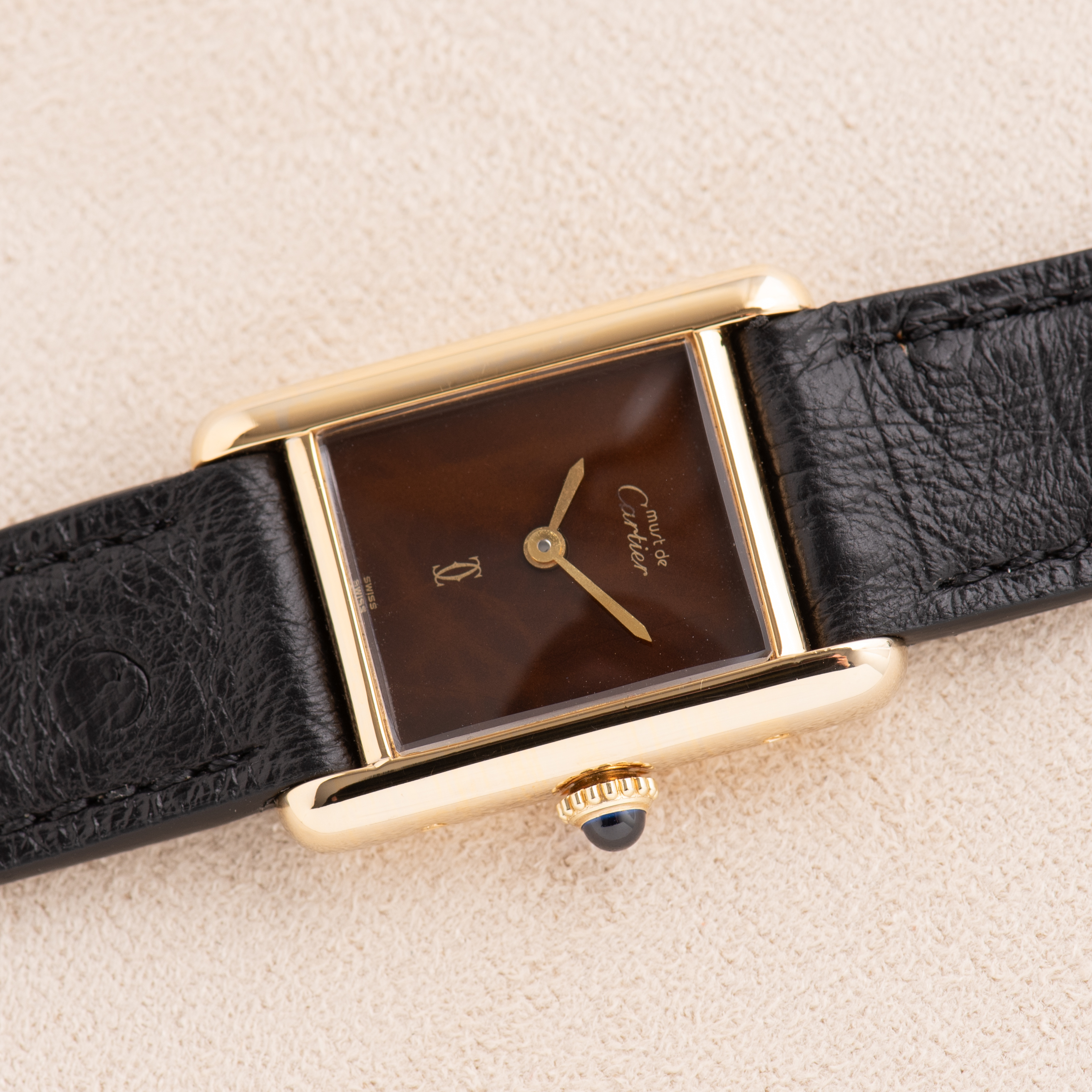 Zicht op Cartier Must de Tank Vermeil PM "Tiger Dial" uit 1980"