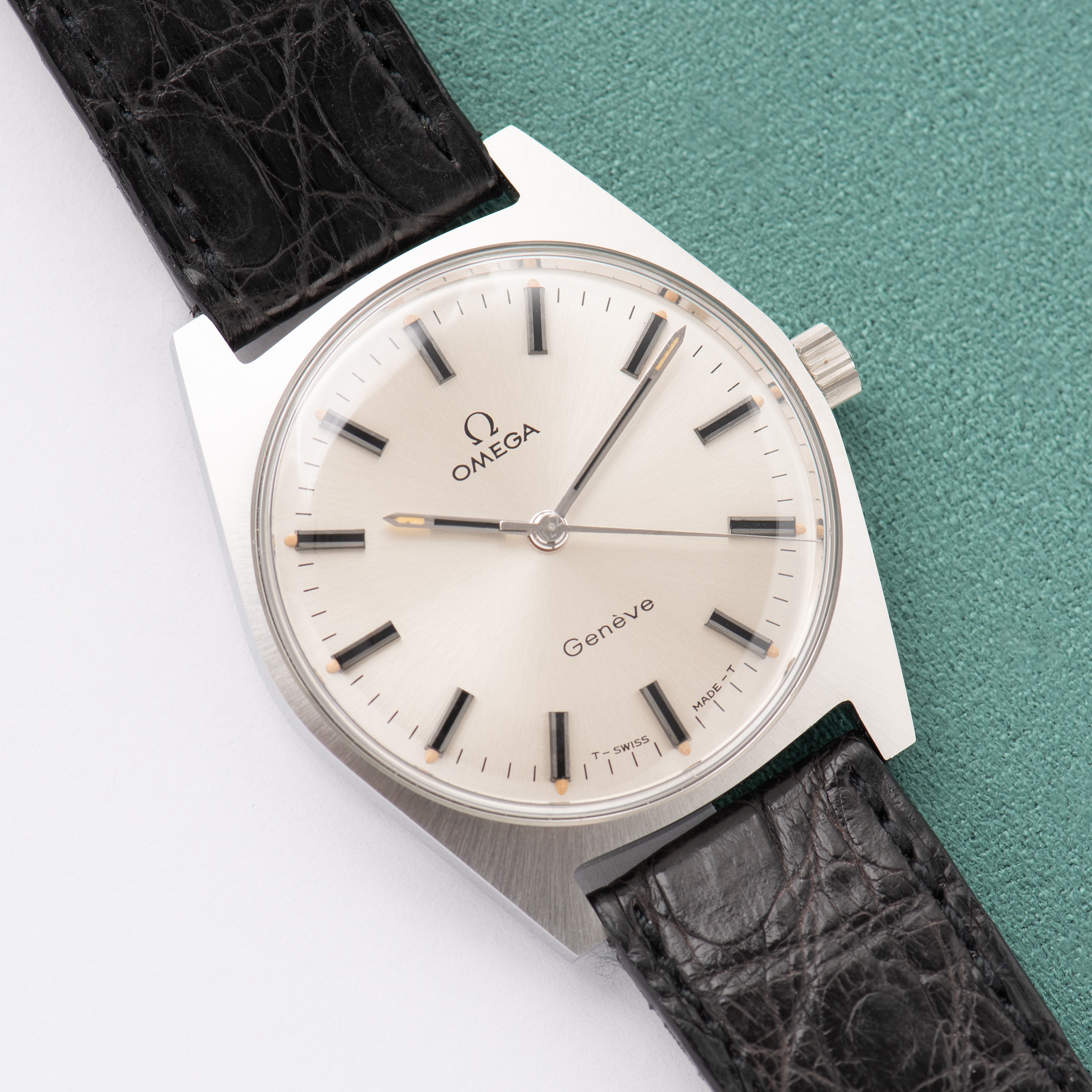 View of Omega Genève Mécanique Réf 135.041 from 1973 New Old Stock with box and sticker