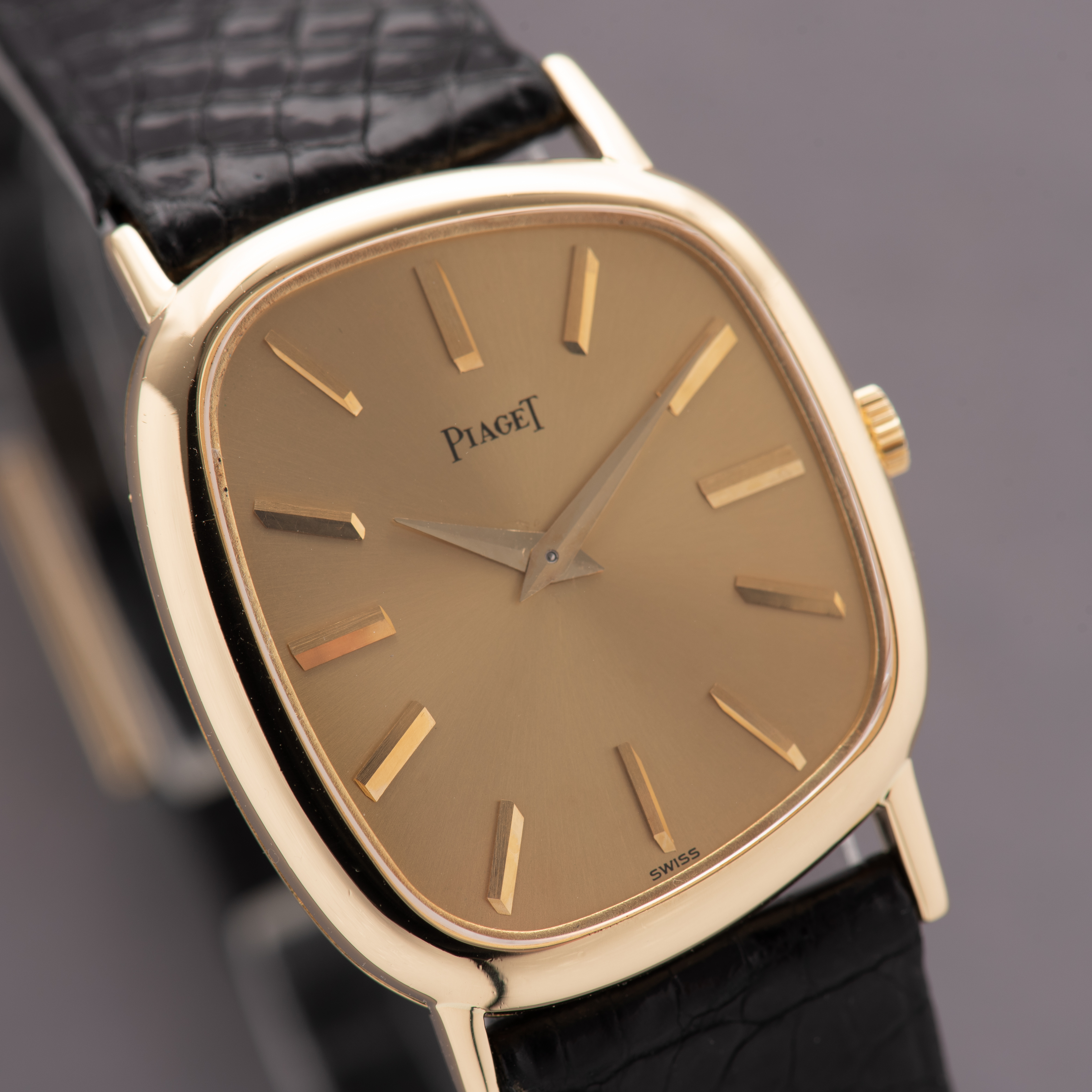 Vue de Piaget "asymétrique" gold 18K réf 9467 cal 9P