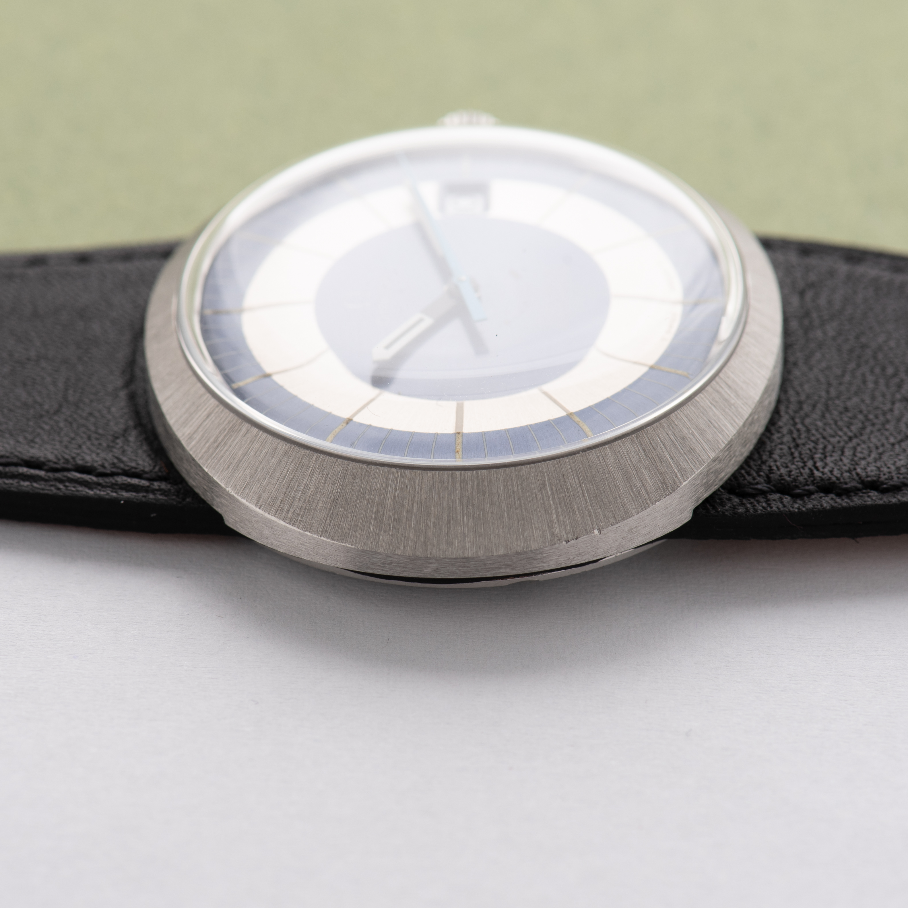 Zicht op Omega Geneva Dynamische blauwe/witte wijzerplaat Ref 135.333 vanaf 1970