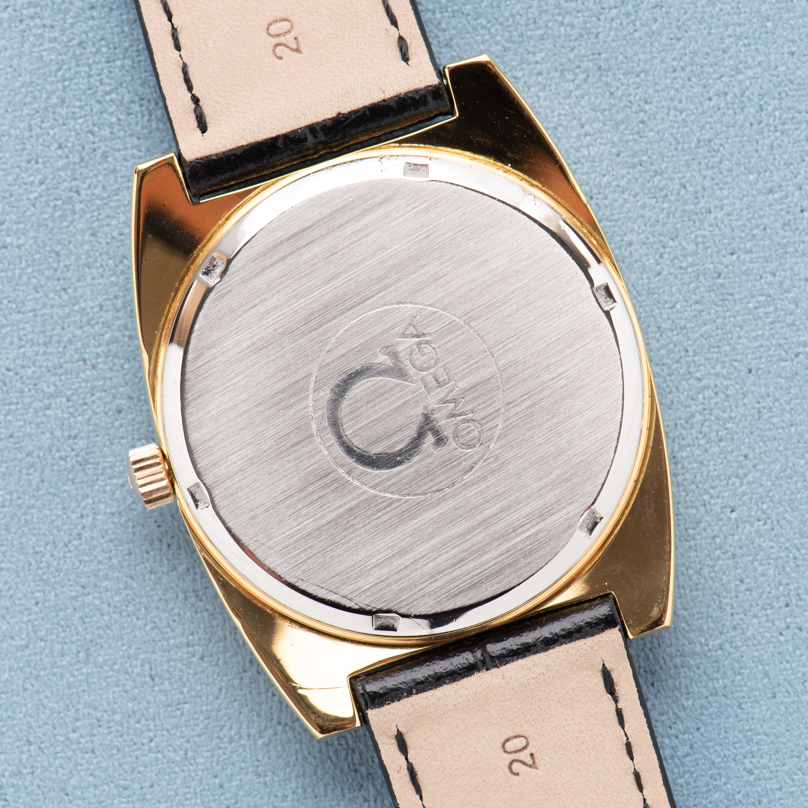 Zicht op Omega Genève Automatic Date Gold Plated – Calibre 1012 – Réf. 166.0190 – 1973