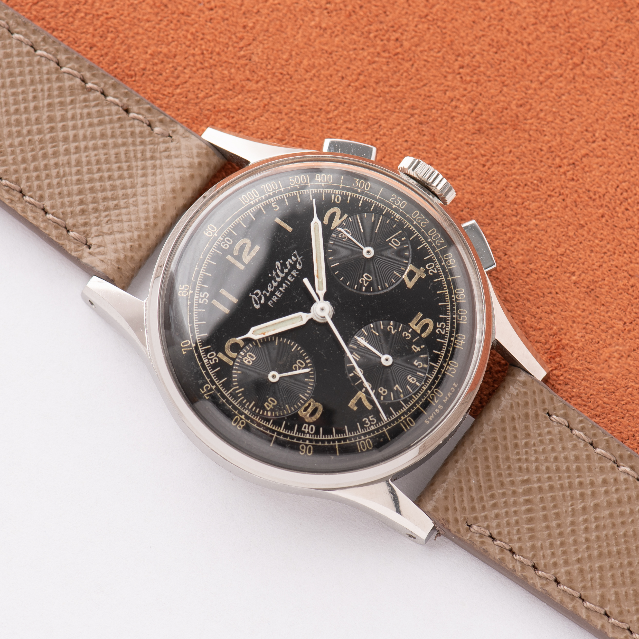 Vue de Breitling Premier Chronograph Unpolished Gilt Black Dial Venus 152 Réf 787
