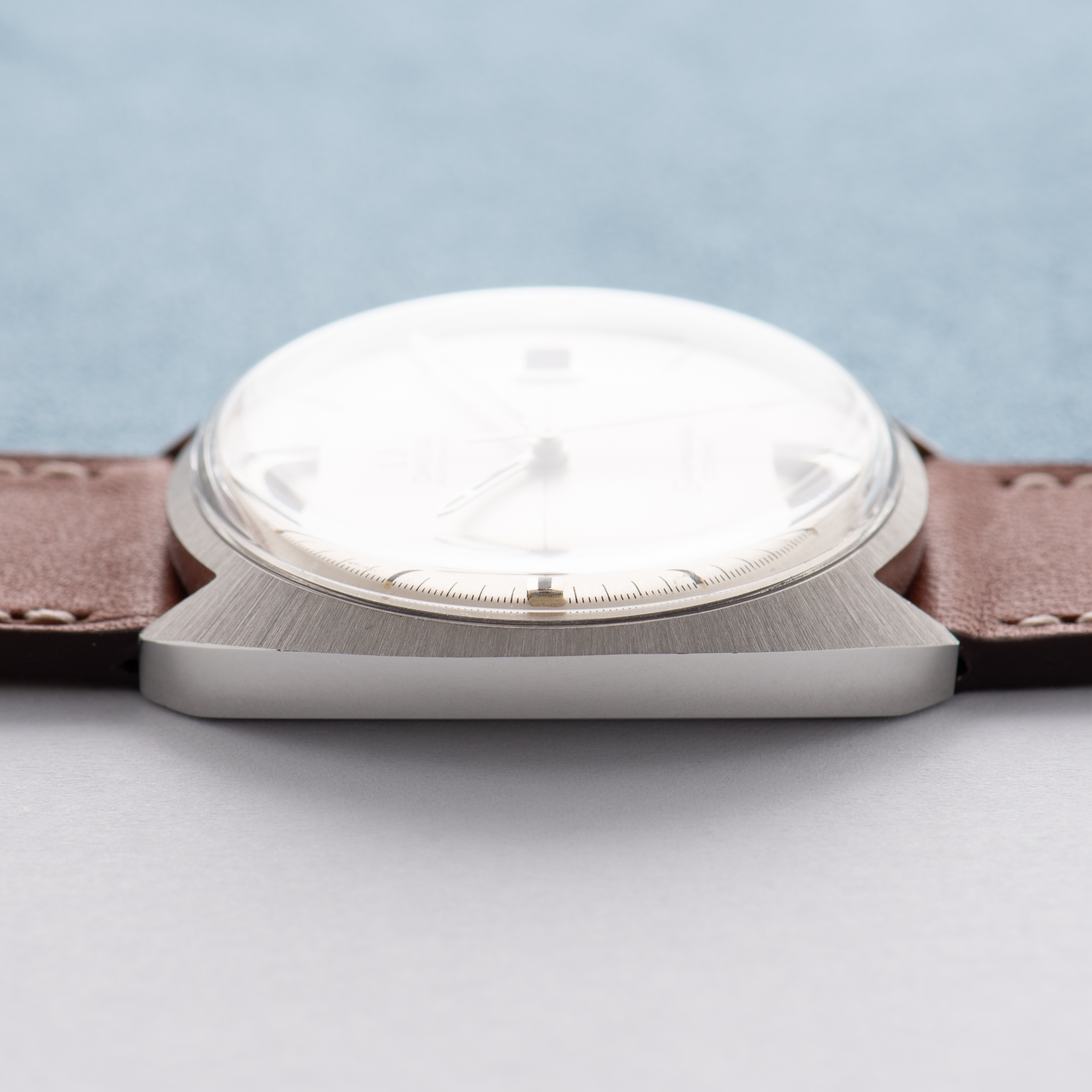 Zicht op Omega Automatic Seamaster Cosmic "Crosshair" Silver Dial ref 166.026 cal 565