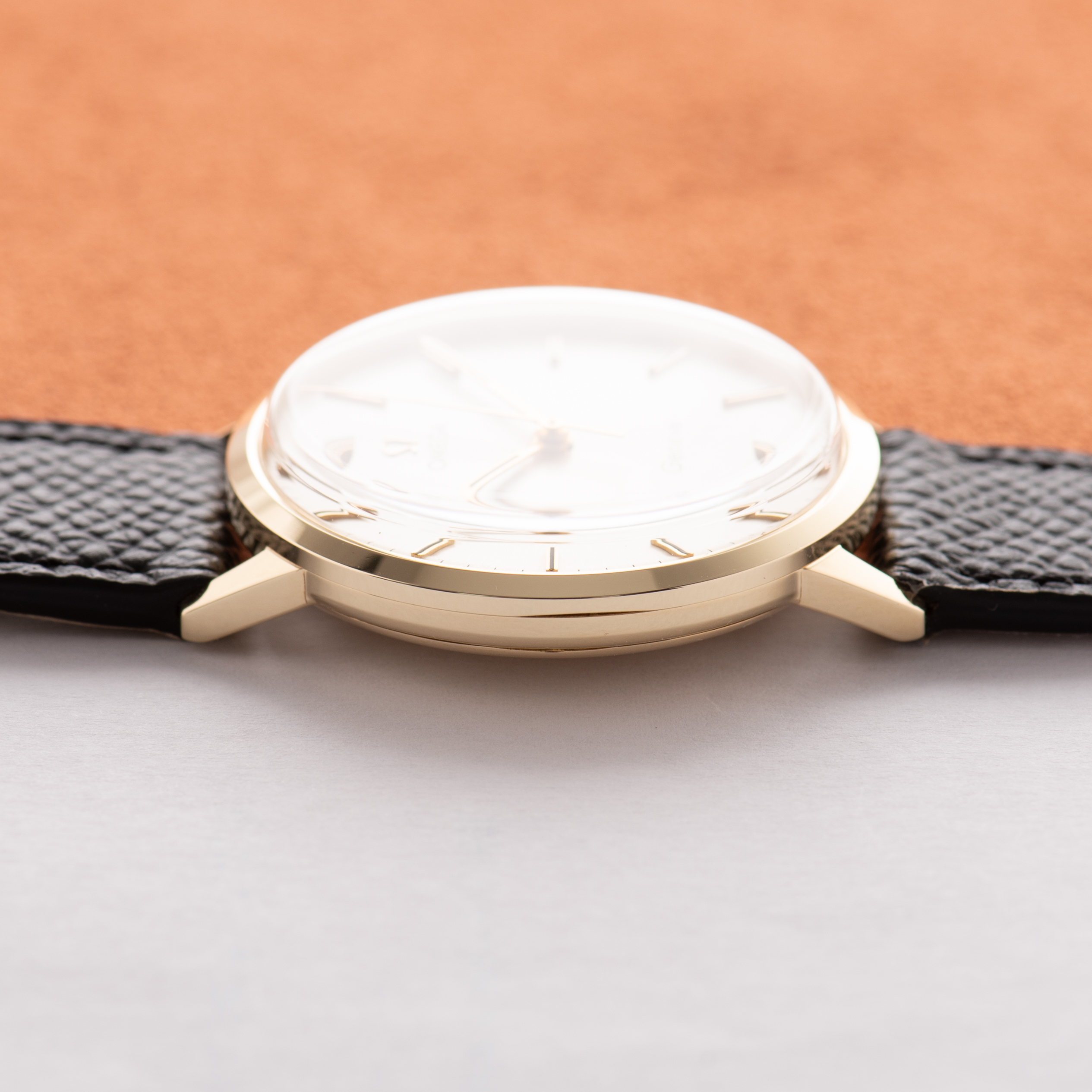 Vue de Omega Genève Dress Watch 14K Yellow Gold from 1969 Réf 131.041