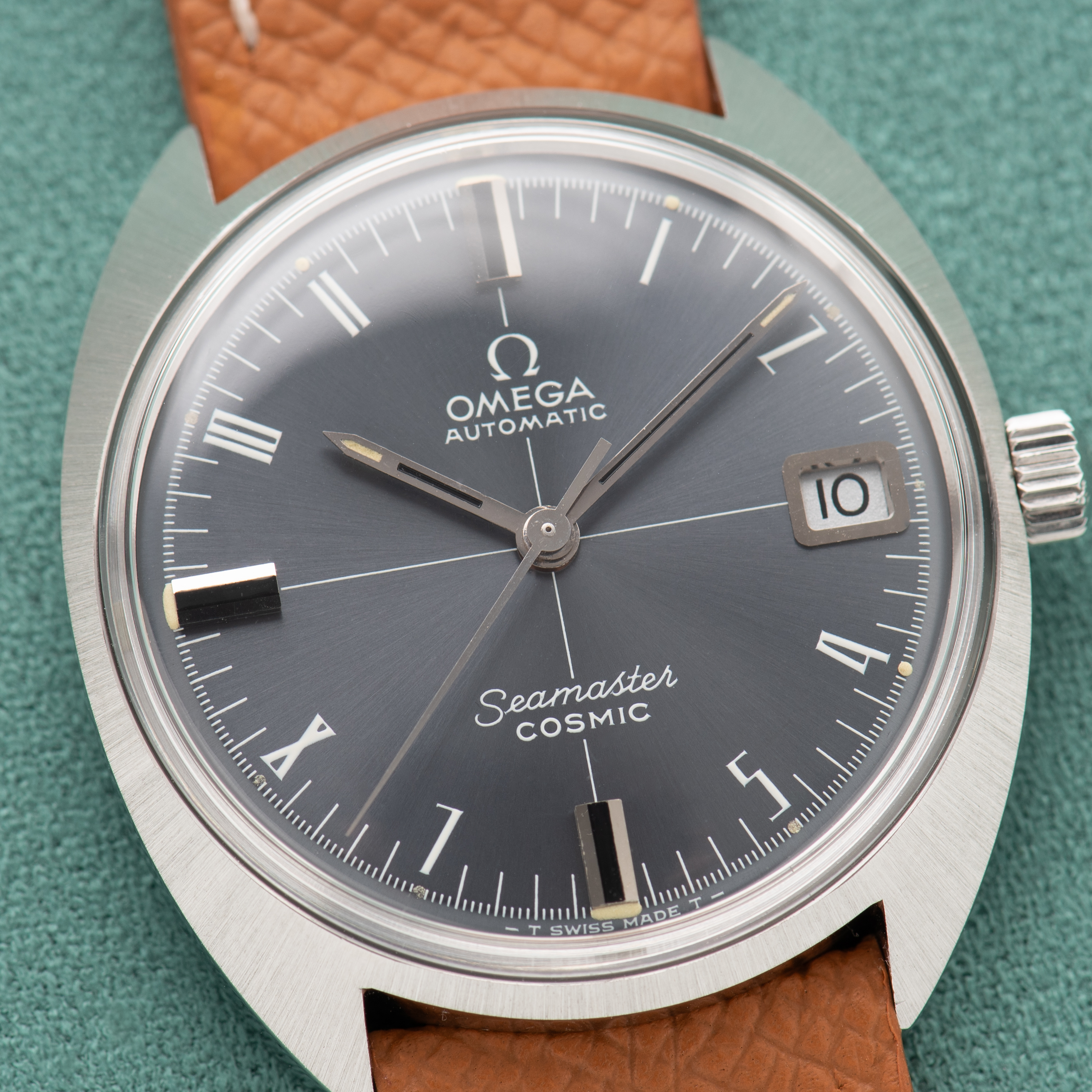View of Omega Automatic Seamaster Cosmic "Crosshair" Grey Dial Date Réf 166.023