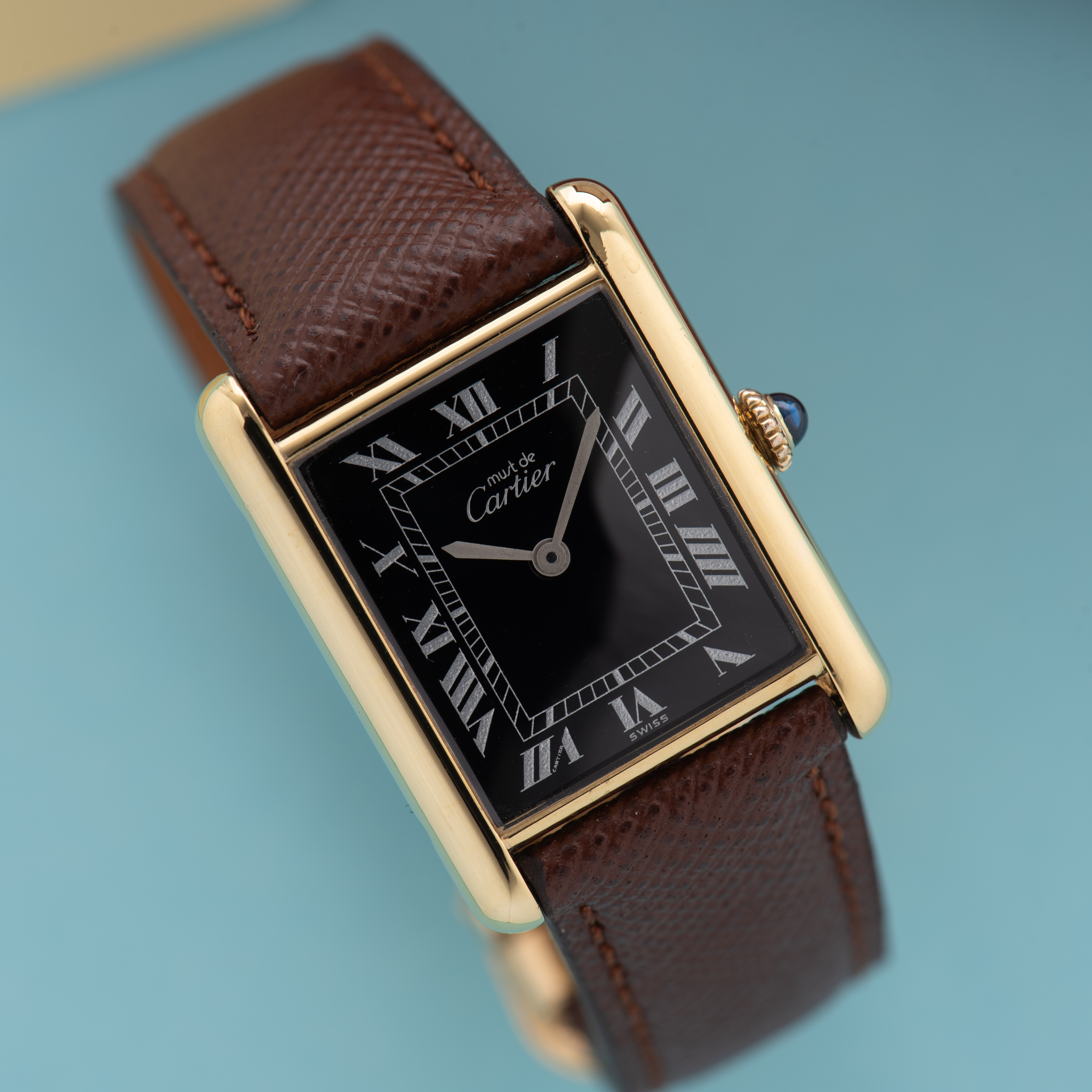 Zicht op Cartier Tank De Must Vermeil Grand Model Black Full Set from 1977