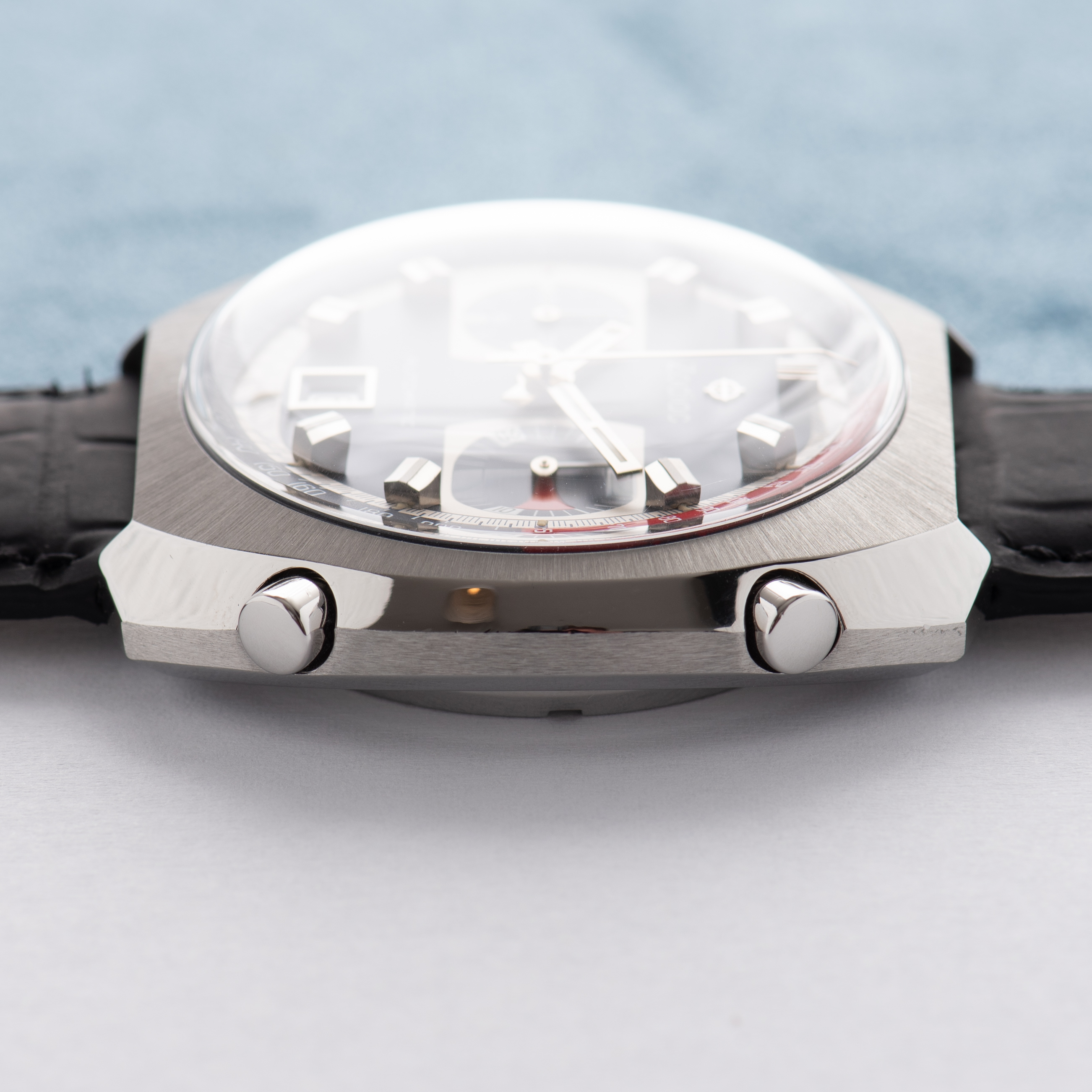 Zicht op Zodiac Chronograph Automatic Blue Dial Cal 12 (11) vanaf 1970