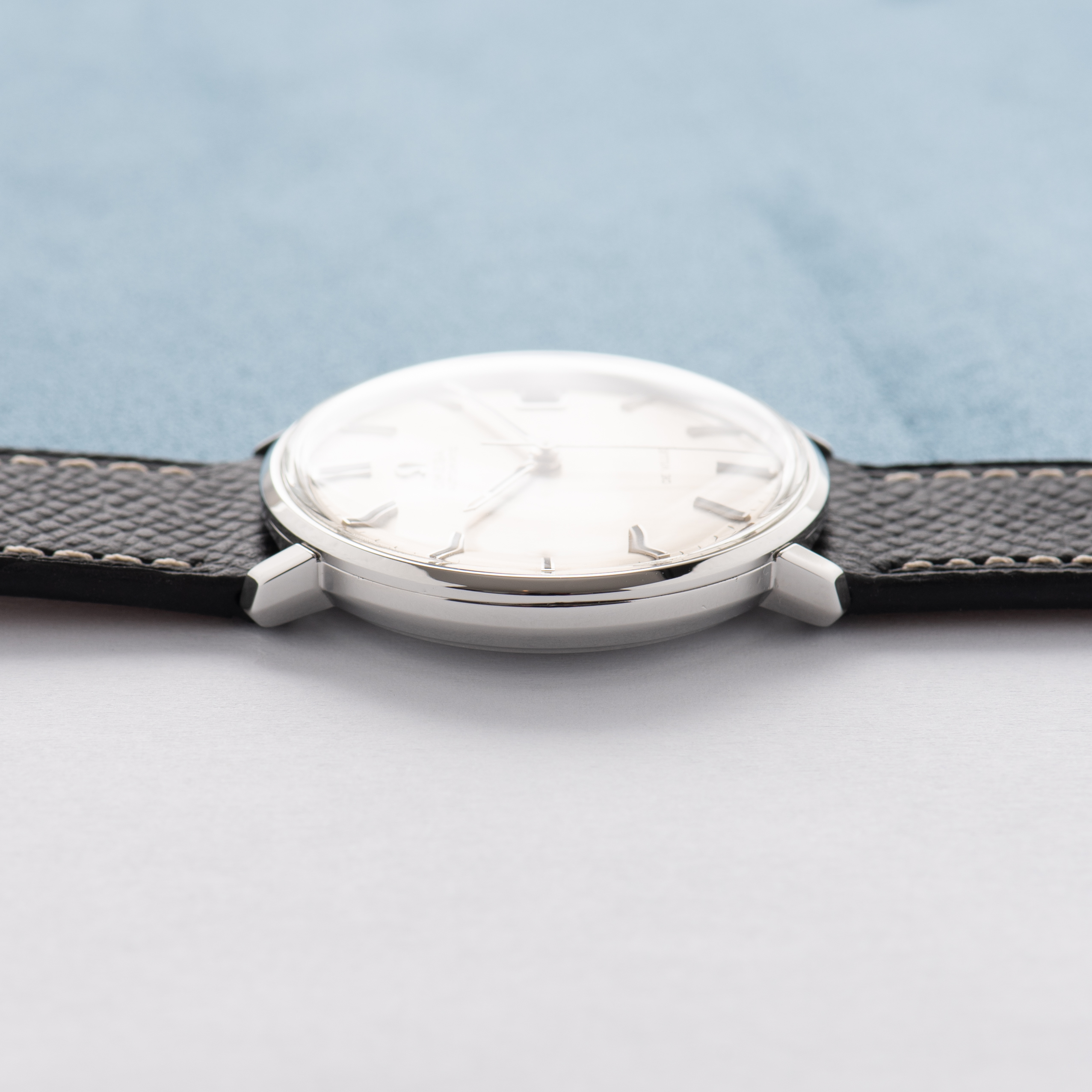 Zicht op Omega Automatic De Ville Monobloc Steel Ref 166.033 uit 1968