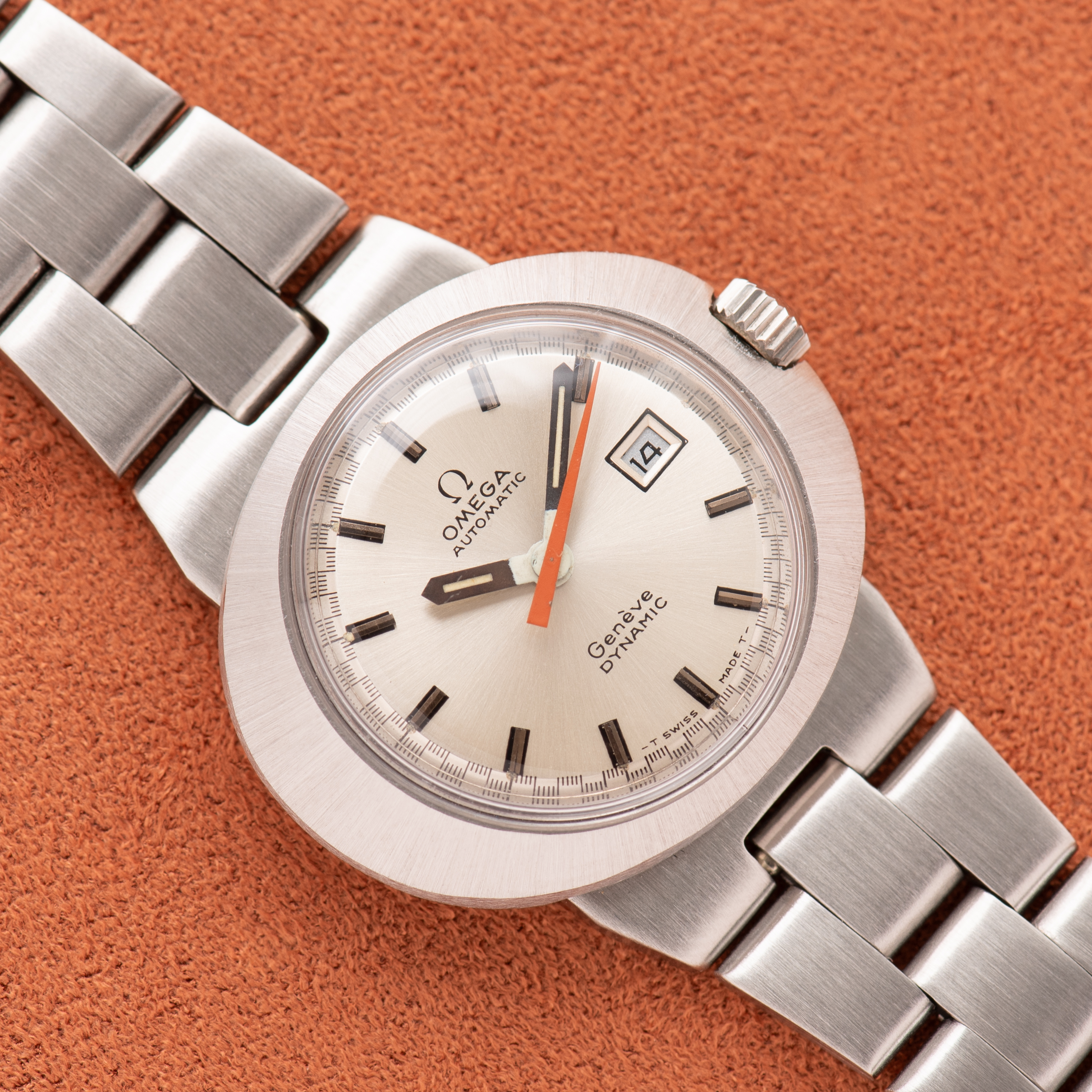 Vue de Omega Automatic Genève Dynamic Date White Racing dial Réf 566.015