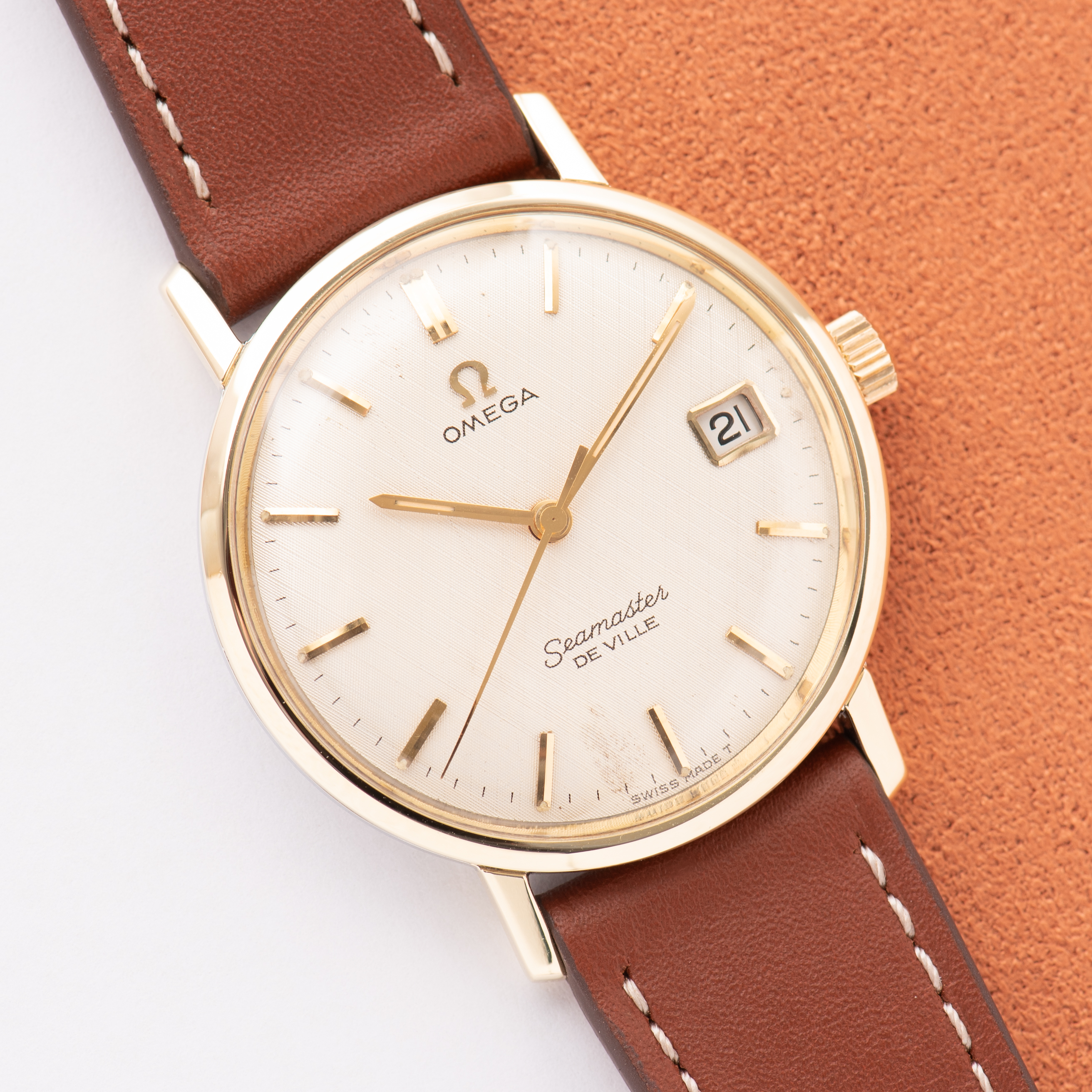 View of Omega Seamaster De Ville "Linen Dial" Crème Gold/Steel Réf 136.020 from 1964