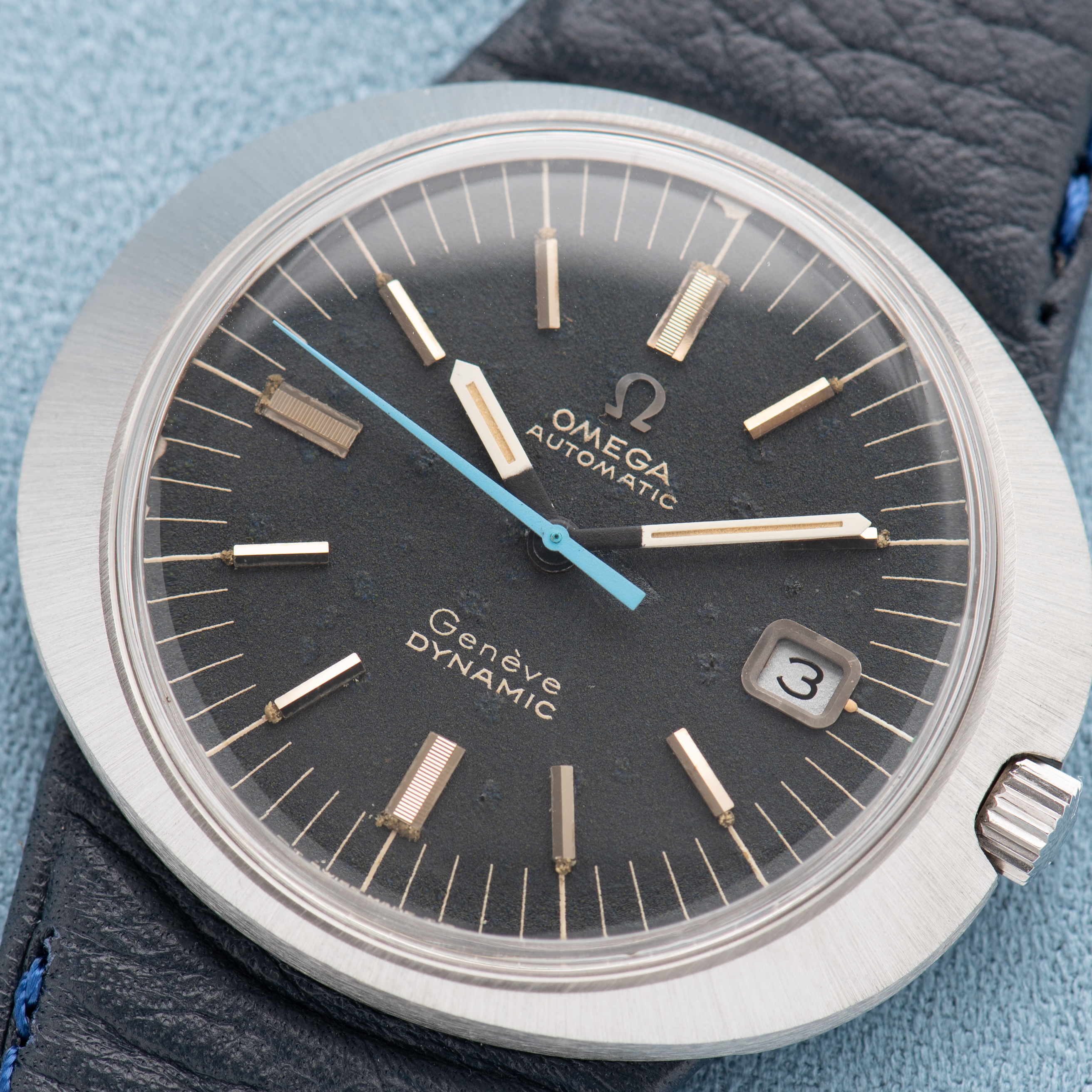Zicht op Omega Geneva Dynamic Automatic Black Dial uit 1968 Ref 166.039