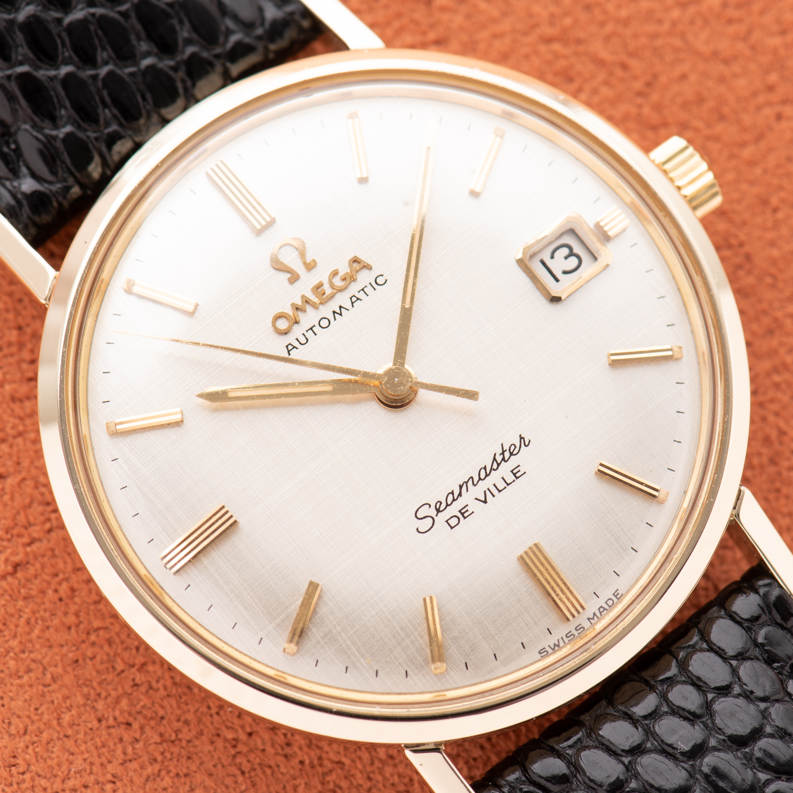 Vue de Omega Seamaster De Ville Automatic Rare Linen Dial 14K Gold Filled Réf 166.020