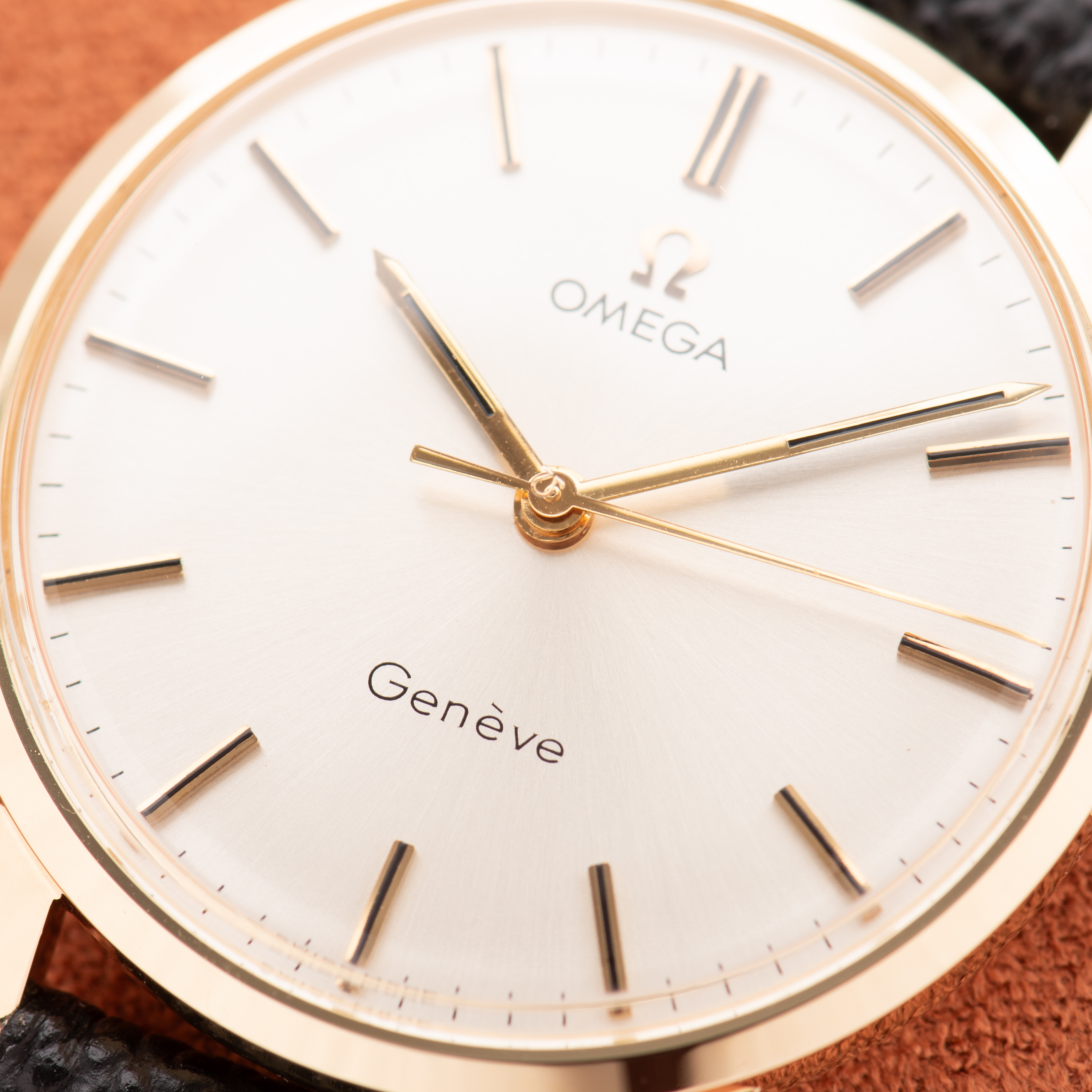 Vue de Omega Genève Dress Watch 14K Yellow Gold from 1969 Réf 131.041