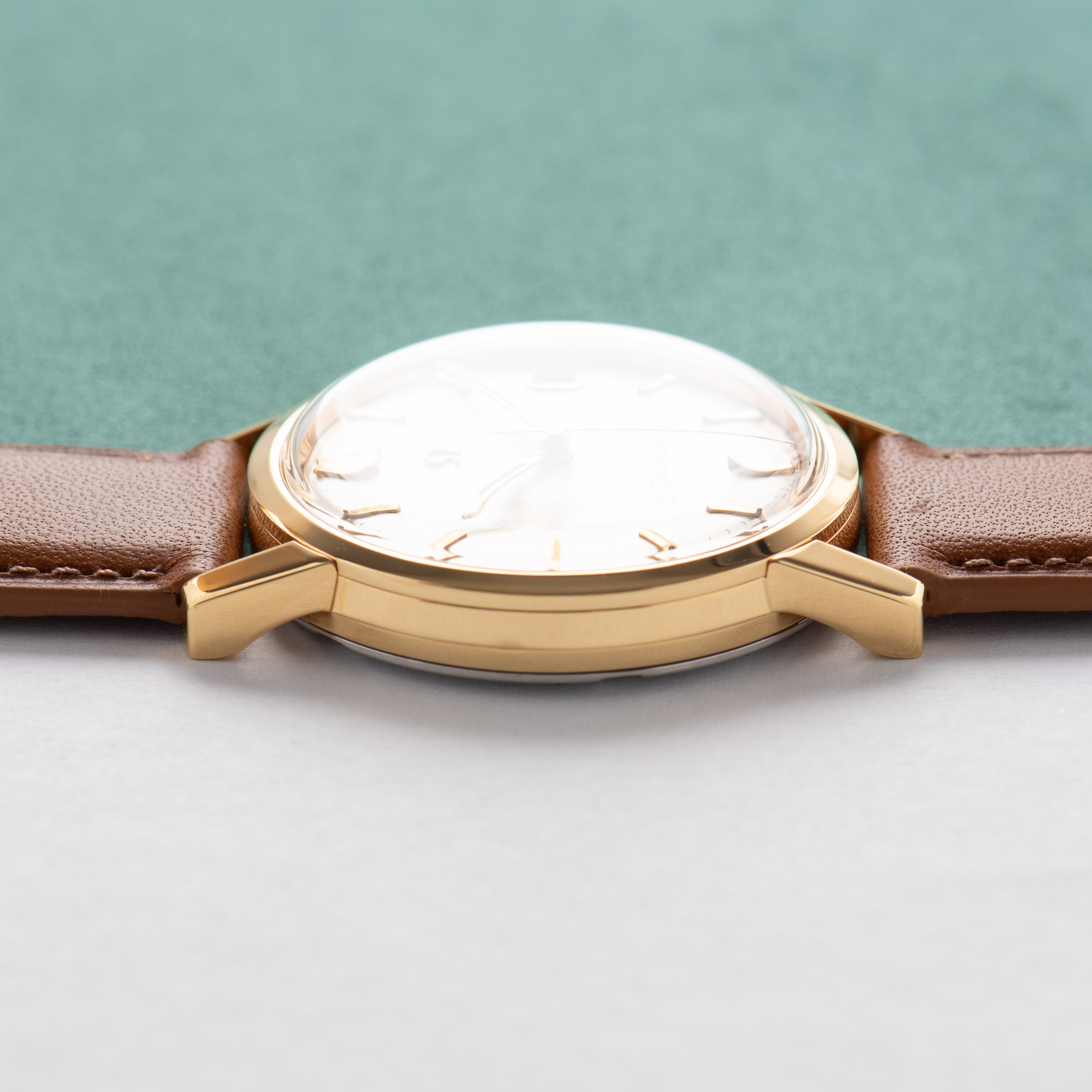 Zicht op Omega Seamaster Date GoldPlated from 1964 Ref 136.005