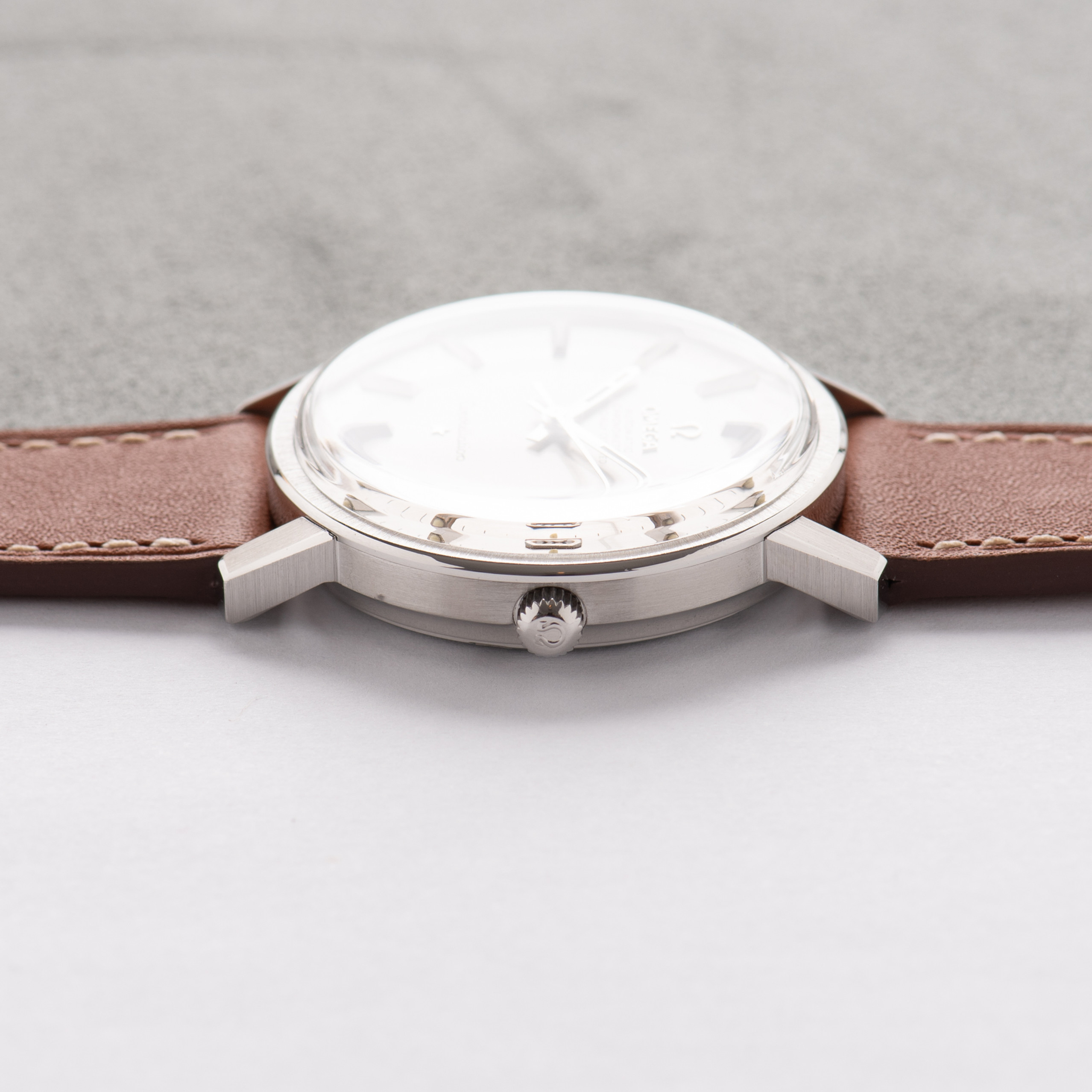 Zicht op Omega Automatic Chronometer Constellation Grey Dial — Réf. 168.018 — 1968